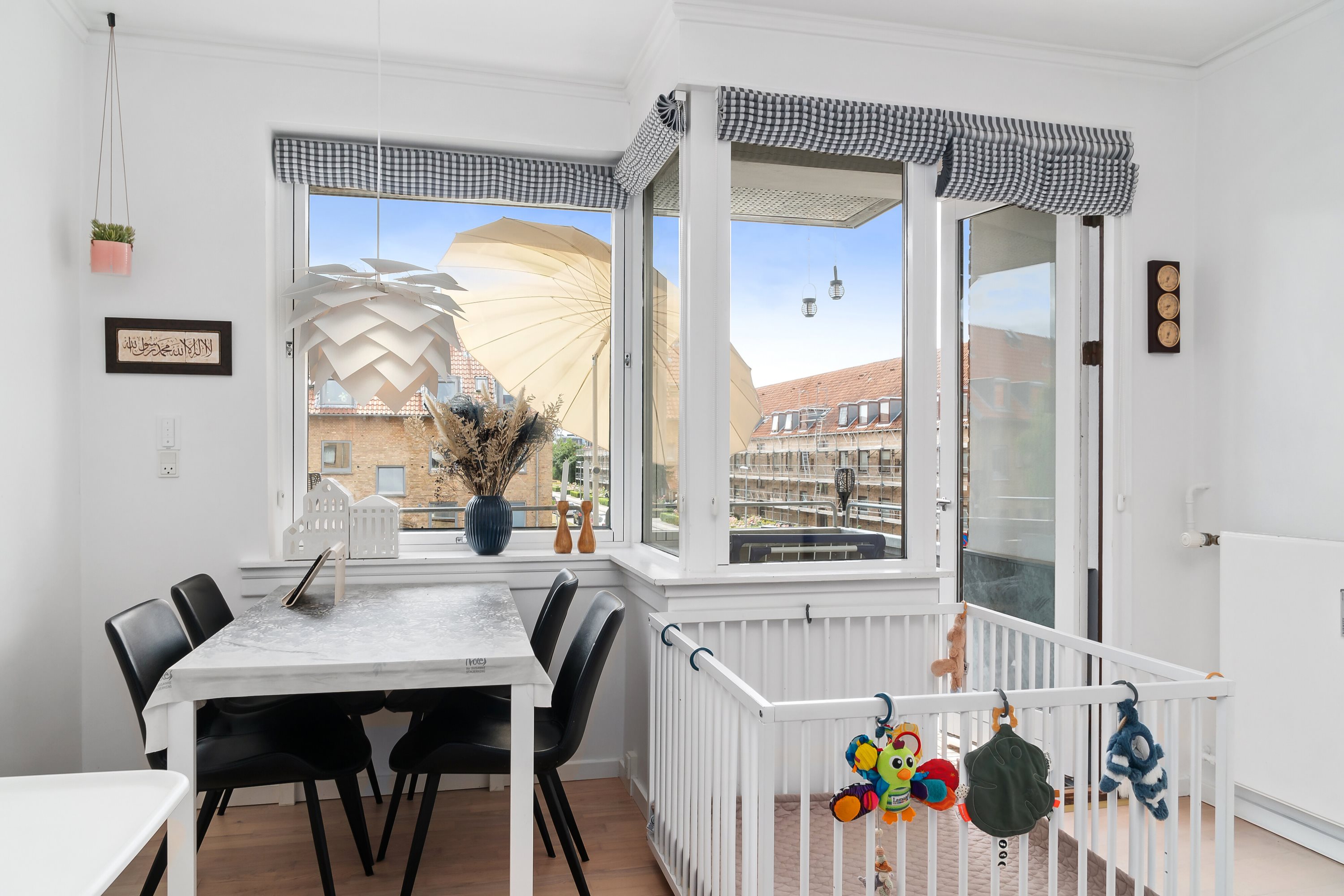 Fremhævet spisestue billede i fuldskærmstilstand. Billede af Helmer Søgårds Alle 13, 1. th., 2770 Kastrup