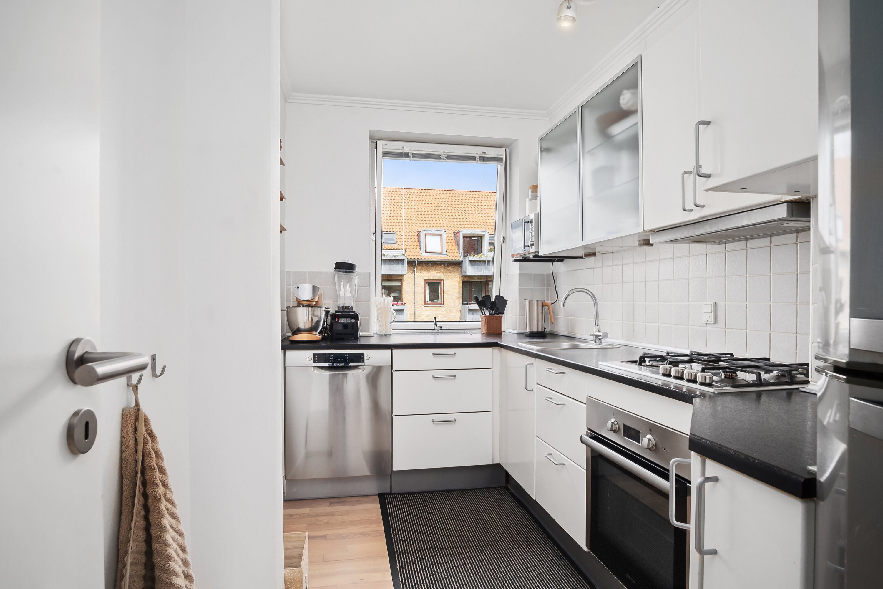 Fremhævet køkken billede i fuldskærmstilstand. Billede af Helmer Søgårds Alle 13, 1. th., 2770 Kastrup