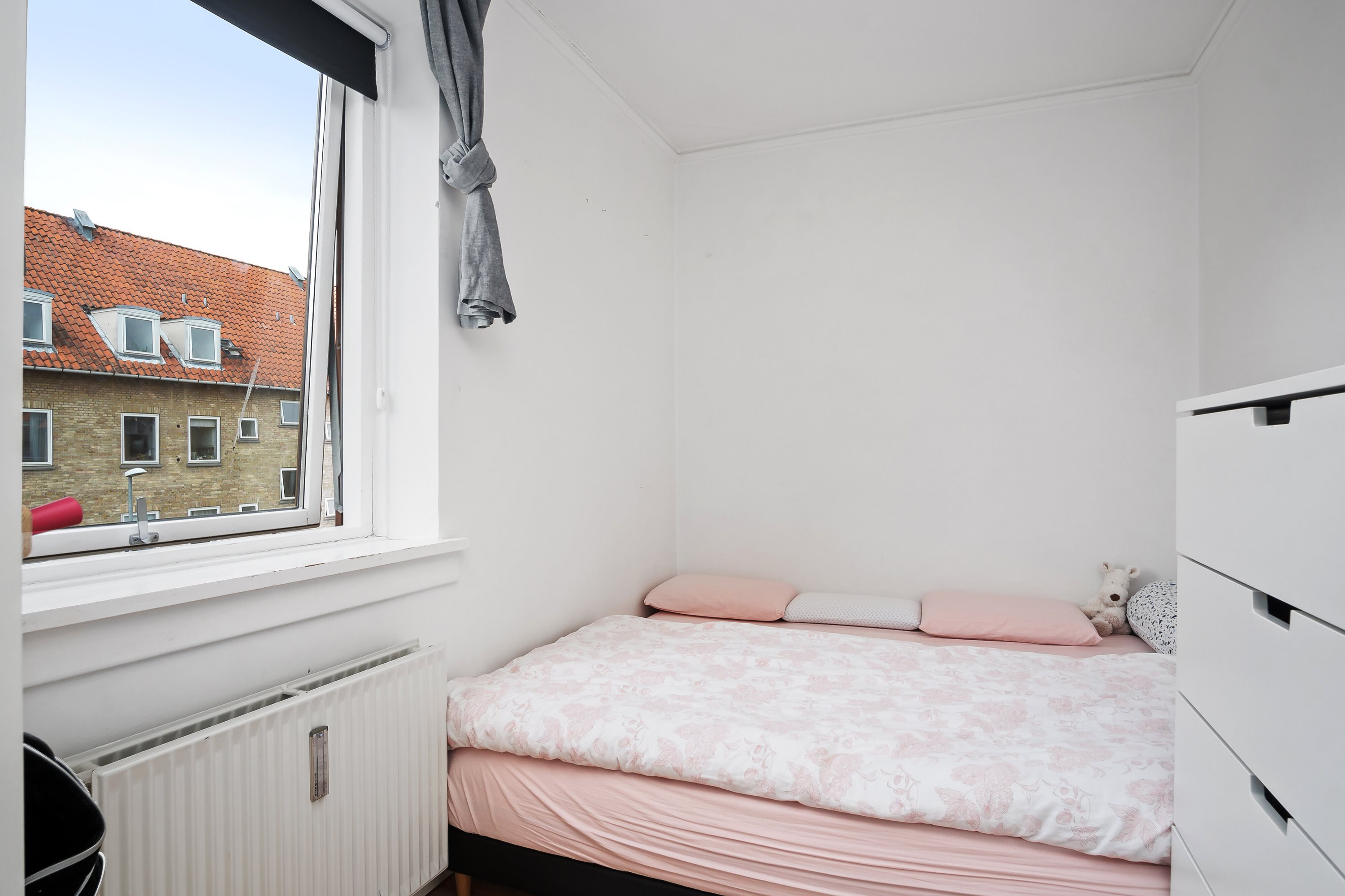 Fremhævet værelse billede i fuldskærmstilstand. Billede af Helmer Søgårds Alle 13, 1. th., 2770 Kastrup