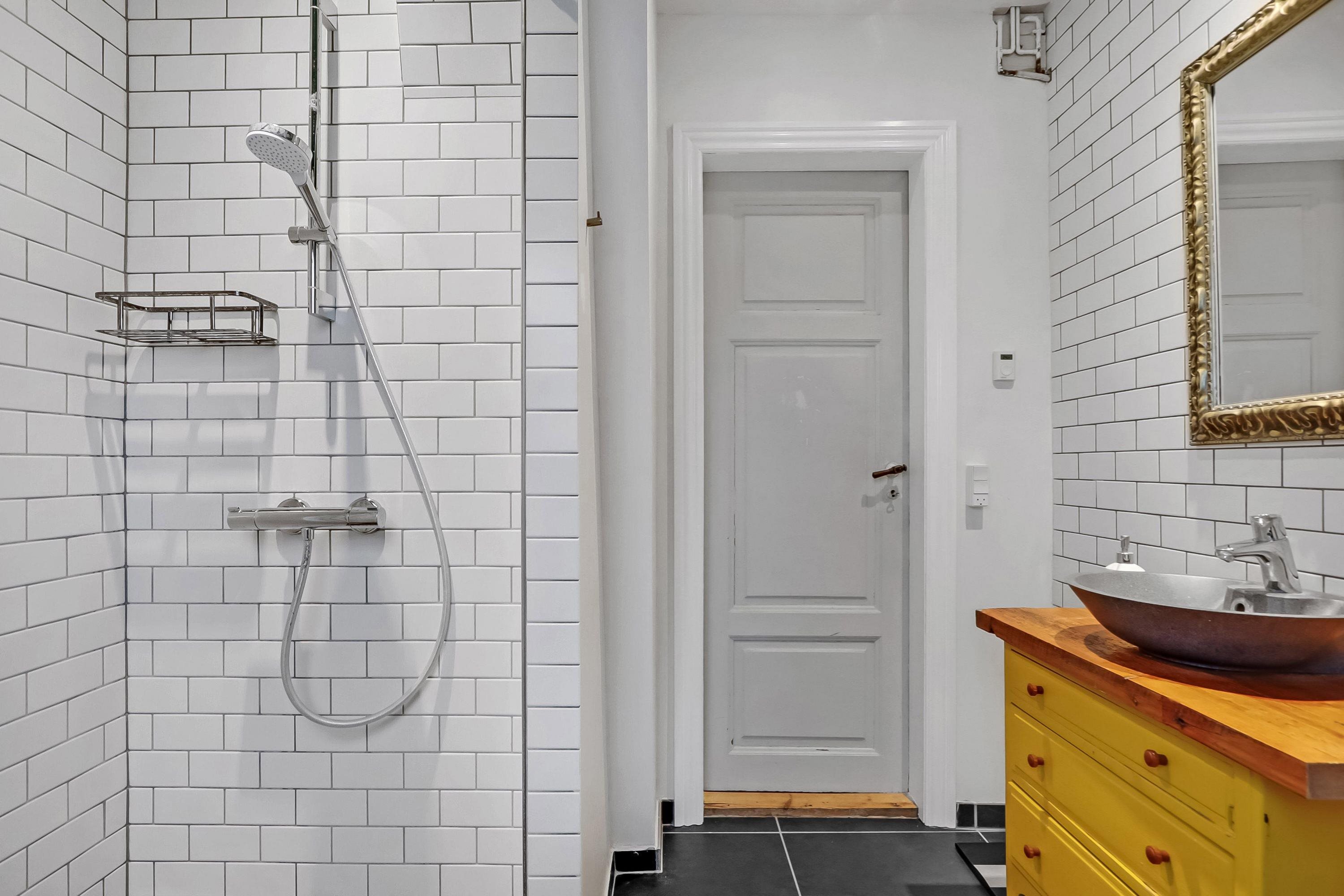 Fremhævet badeværelse billede i fuldskærmstilstand. Billede af Tietgens Allé 33, 1. tv., 5230 Odense M