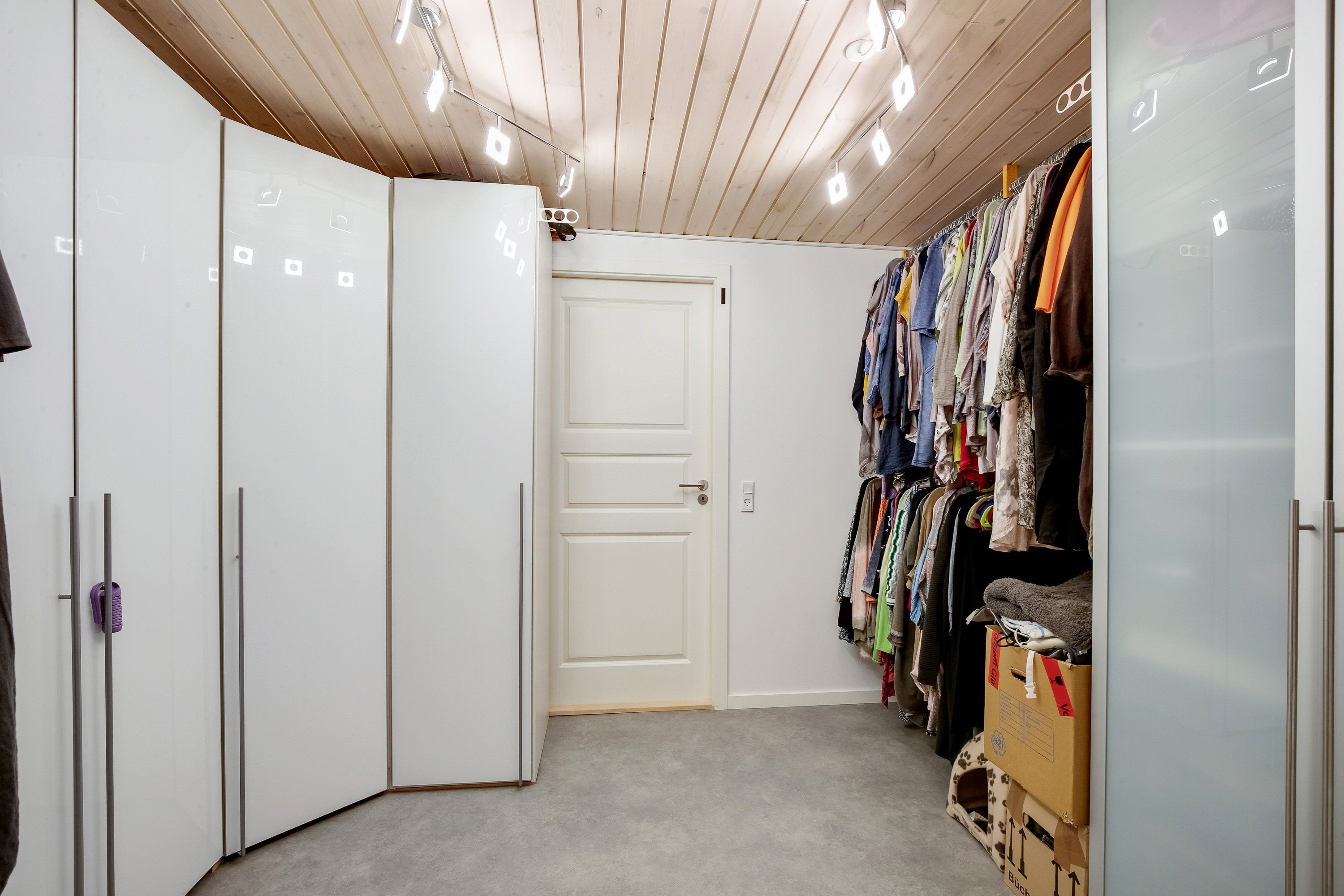 Fremhævet walkin closet billede i fuldskærmstilstand. Billede af Blommeskobbel 5, 6440 Augustenborg