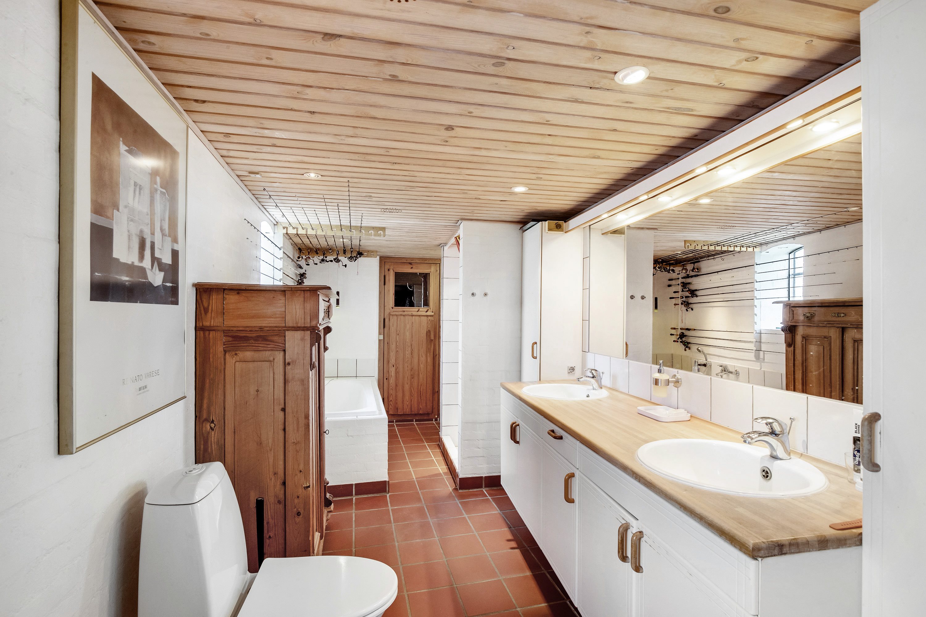 Fremhævet badeværelse billede i fuldskærmstilstand. Billede af Blommeskobbel 5, 6440 Augustenborg