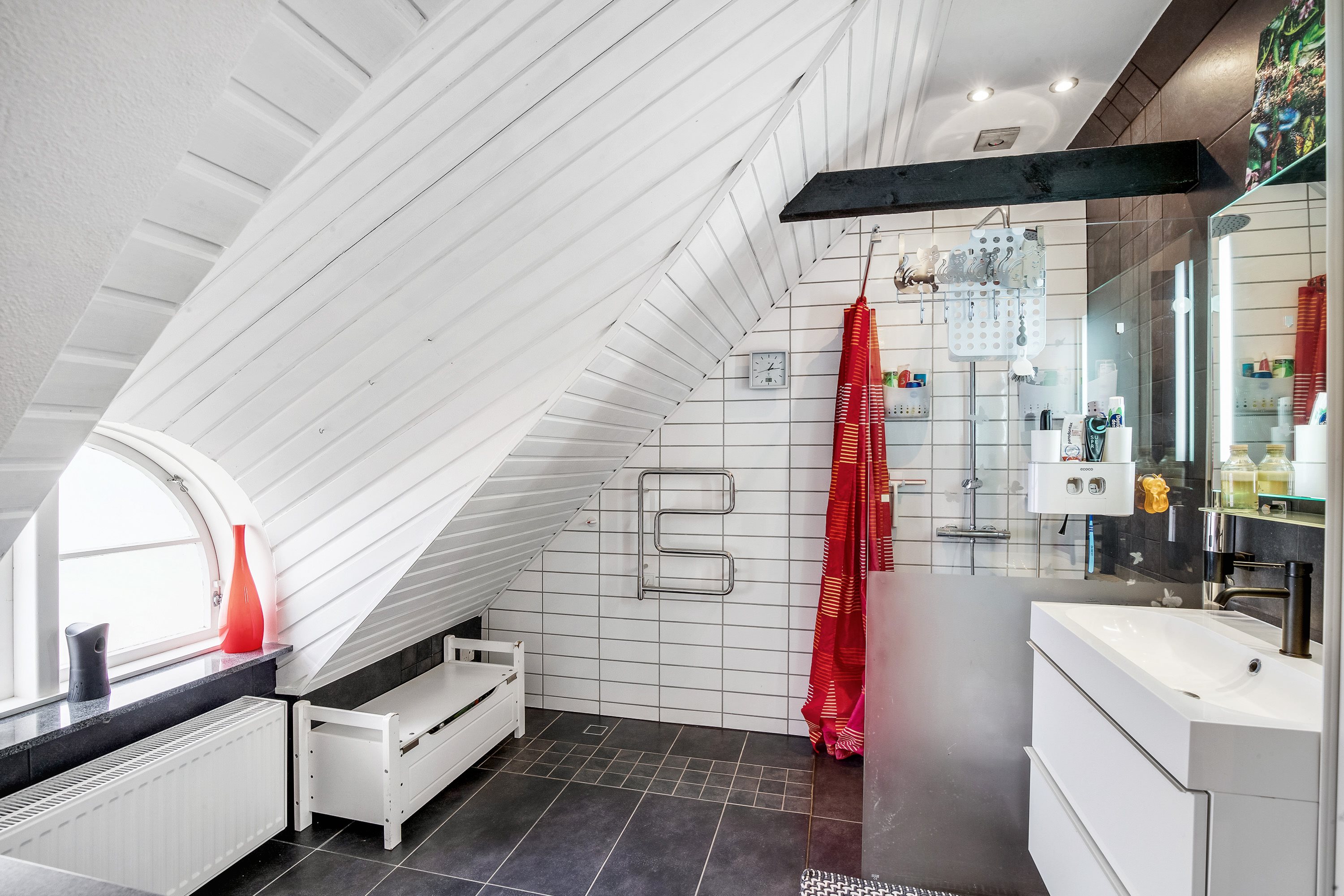 Fremhævet badeværelse billede i fuldskærmstilstand. Billede af Blommeskobbel 5, 6440 Augustenborg