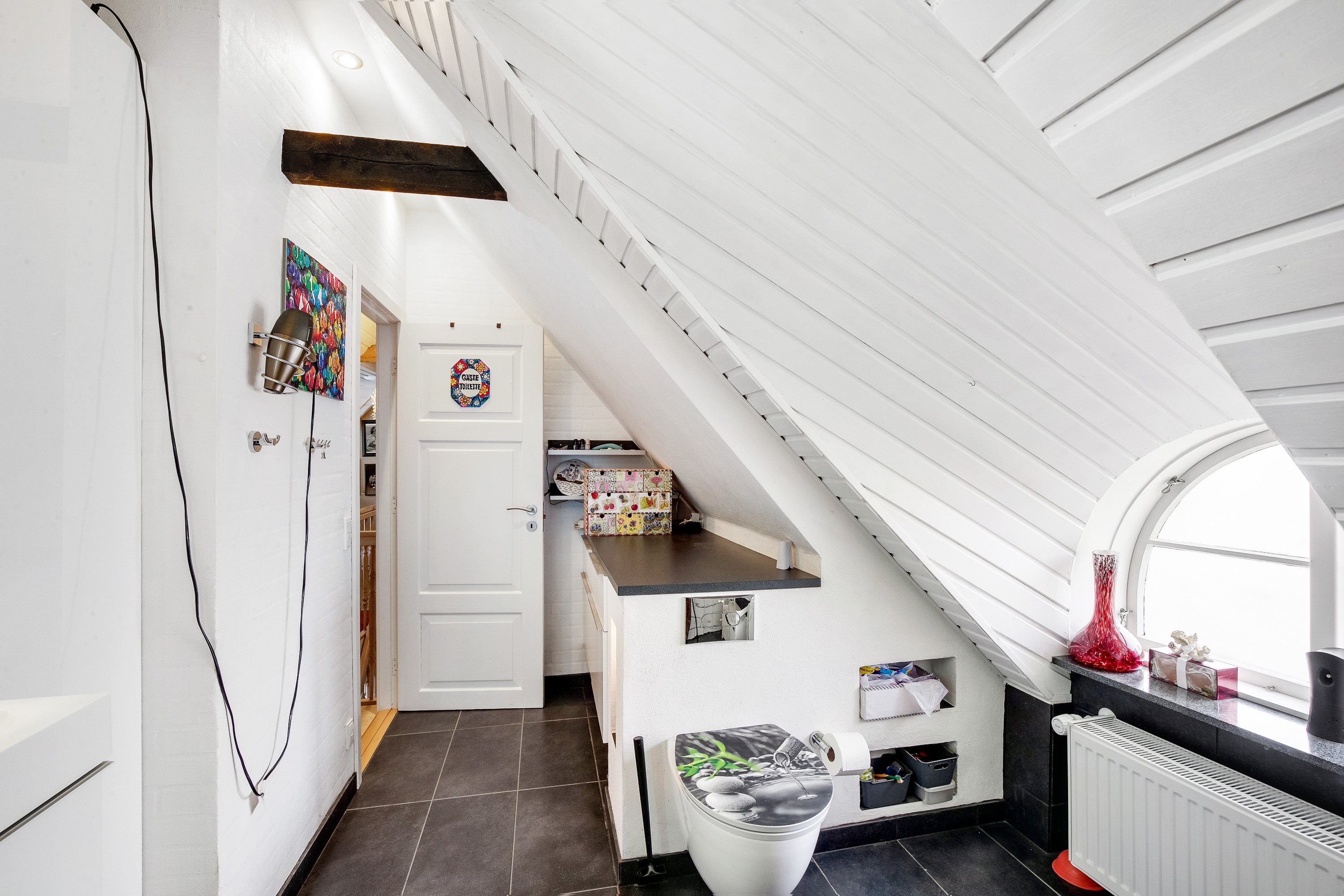 Fremhævet badeværelse billede i fuldskærmstilstand. Billede af Blommeskobbel 5, 6440 Augustenborg