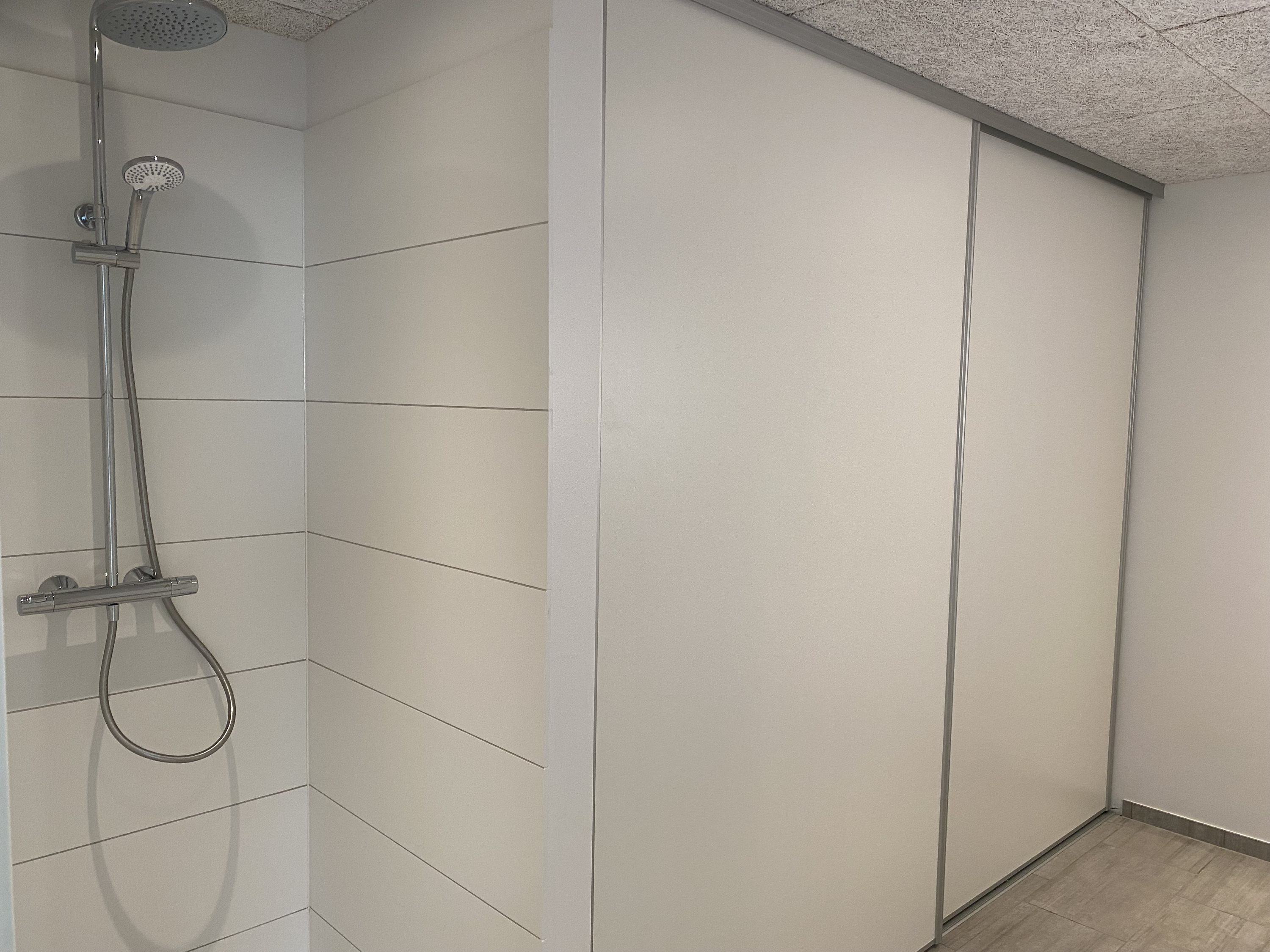 Fremhævet badeværelse billede i fuldskærmstilstand. Billede af Oslovej 27, 1. 3., 8600 Silkeborg