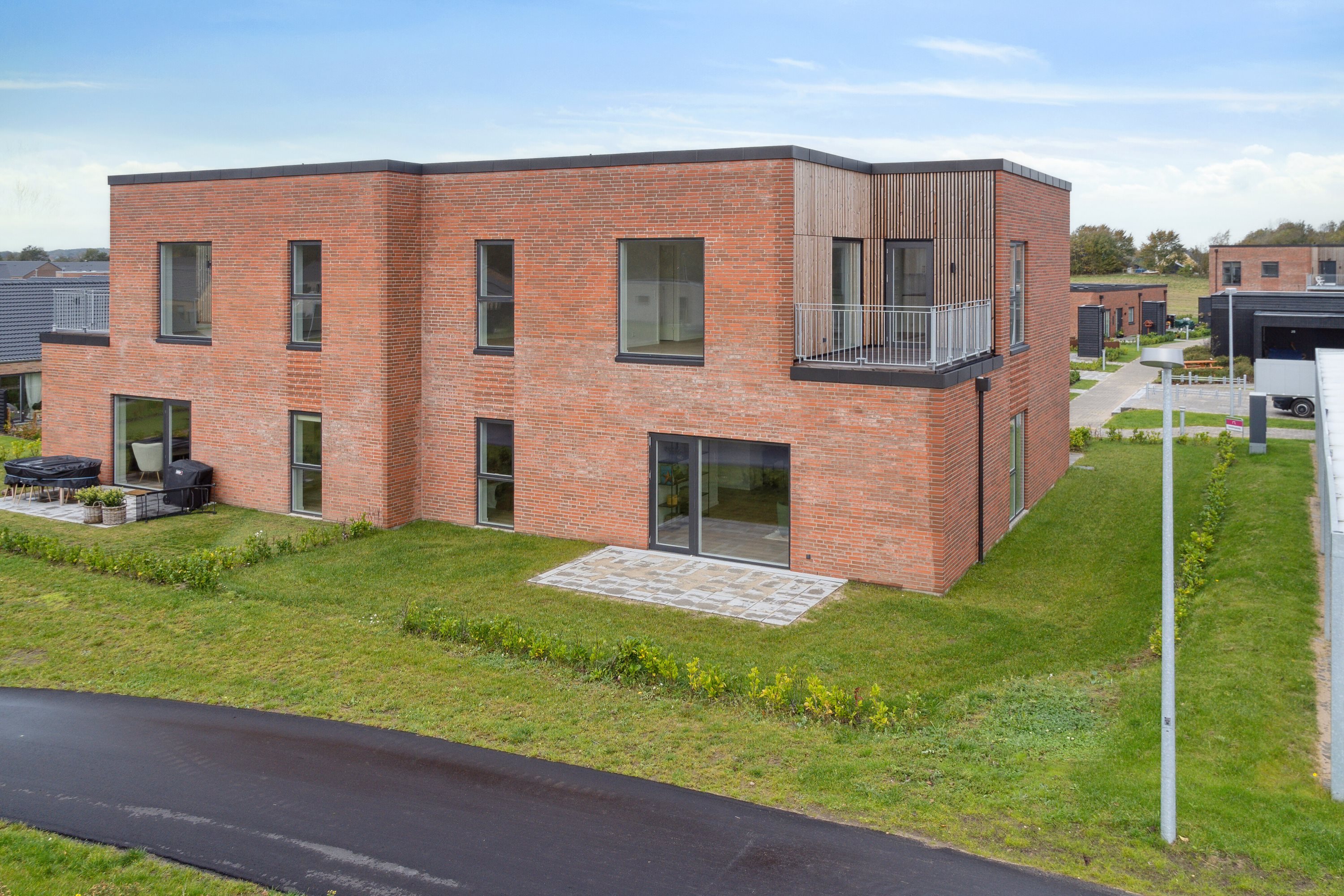 Fremhævet set fra haven billede i fuldskærmstilstand. Billede af Lønnebergvej 71, 1., 8600 Silkeborg