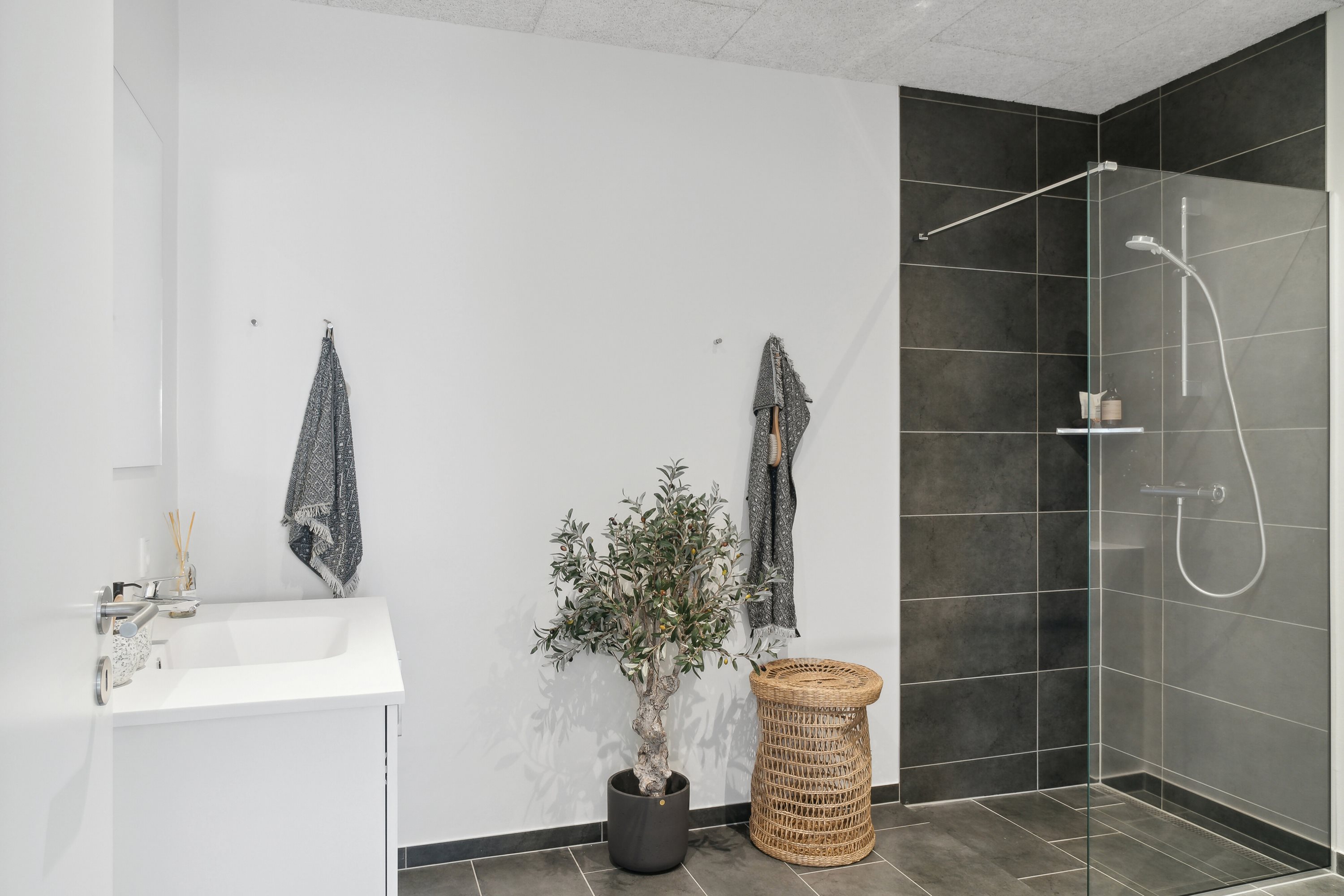 Fremhævet badeværelse billede i fuldskærmstilstand. Billede af Lønnebergvej 71, 1., 8600 Silkeborg