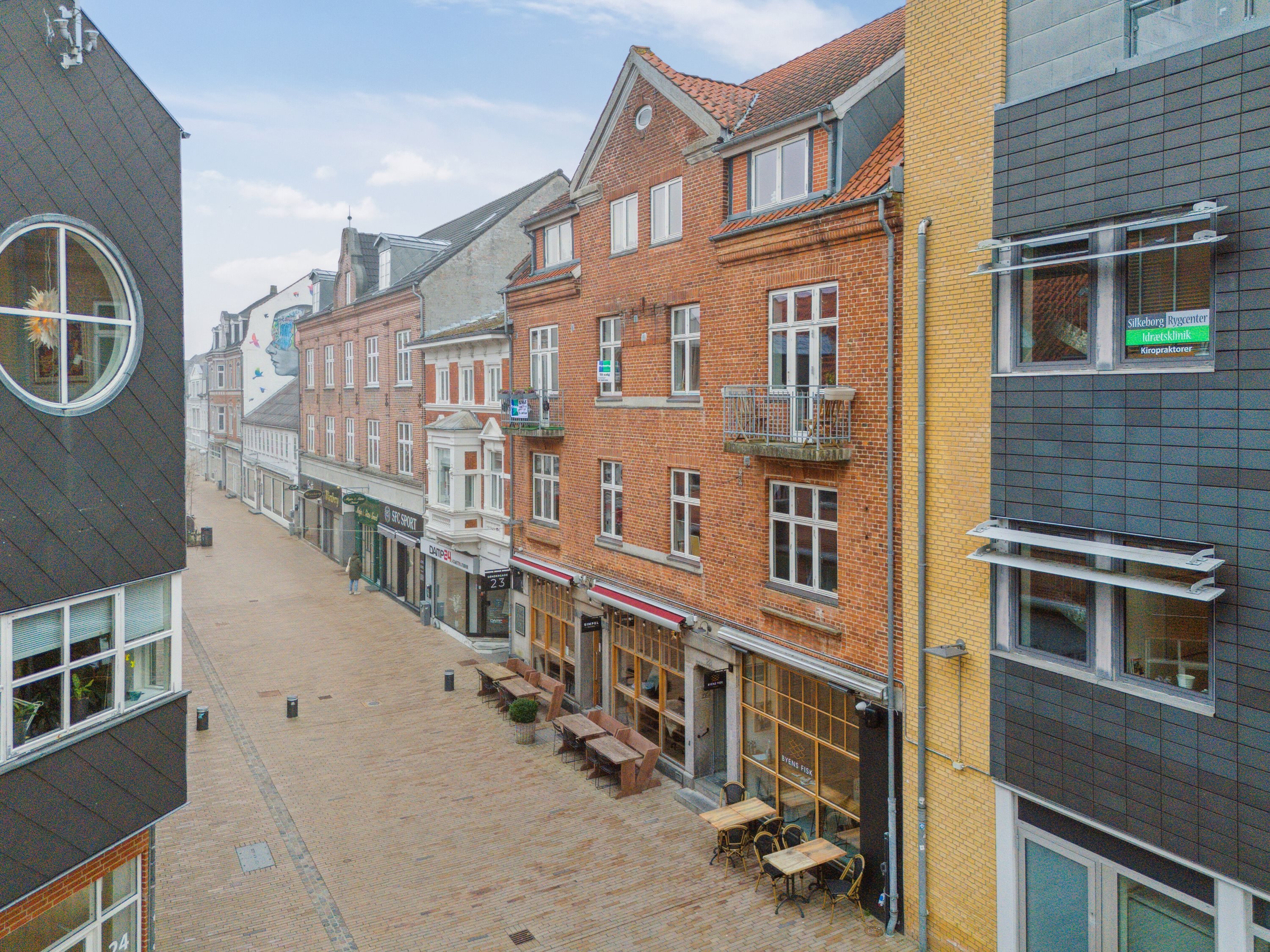 Fremhævet facade billede i fuldskærmstilstand. Billede af Søndergade 23, 2. th., 8600 Silkeborg