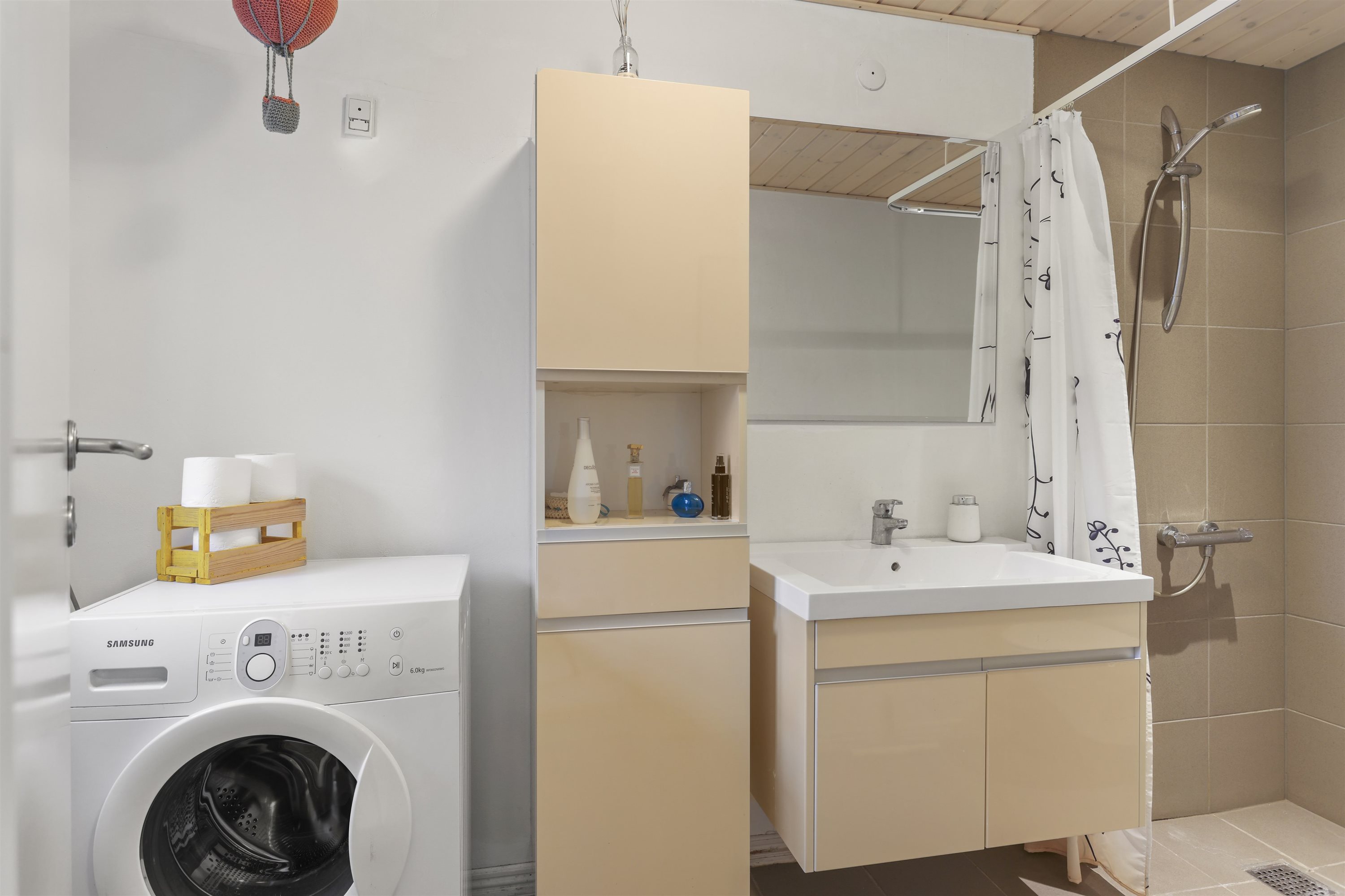 Fremhævet badeværelse billede i fuldskærmstilstand. Billede af Åhavevej 24, Voerså, 9300 Sæby