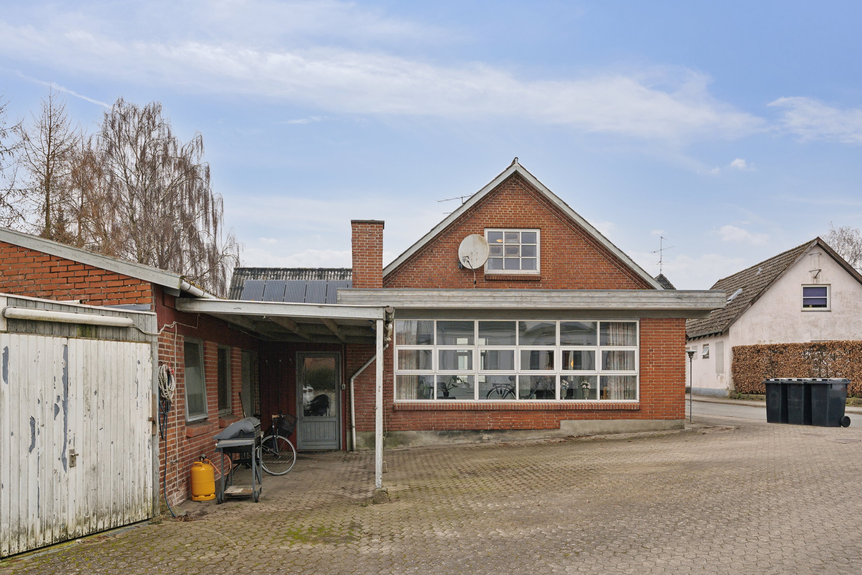 Miniaturebillede 2: set fra vejen. Billede af Ørevadbrovej 65, 8632 Lemming