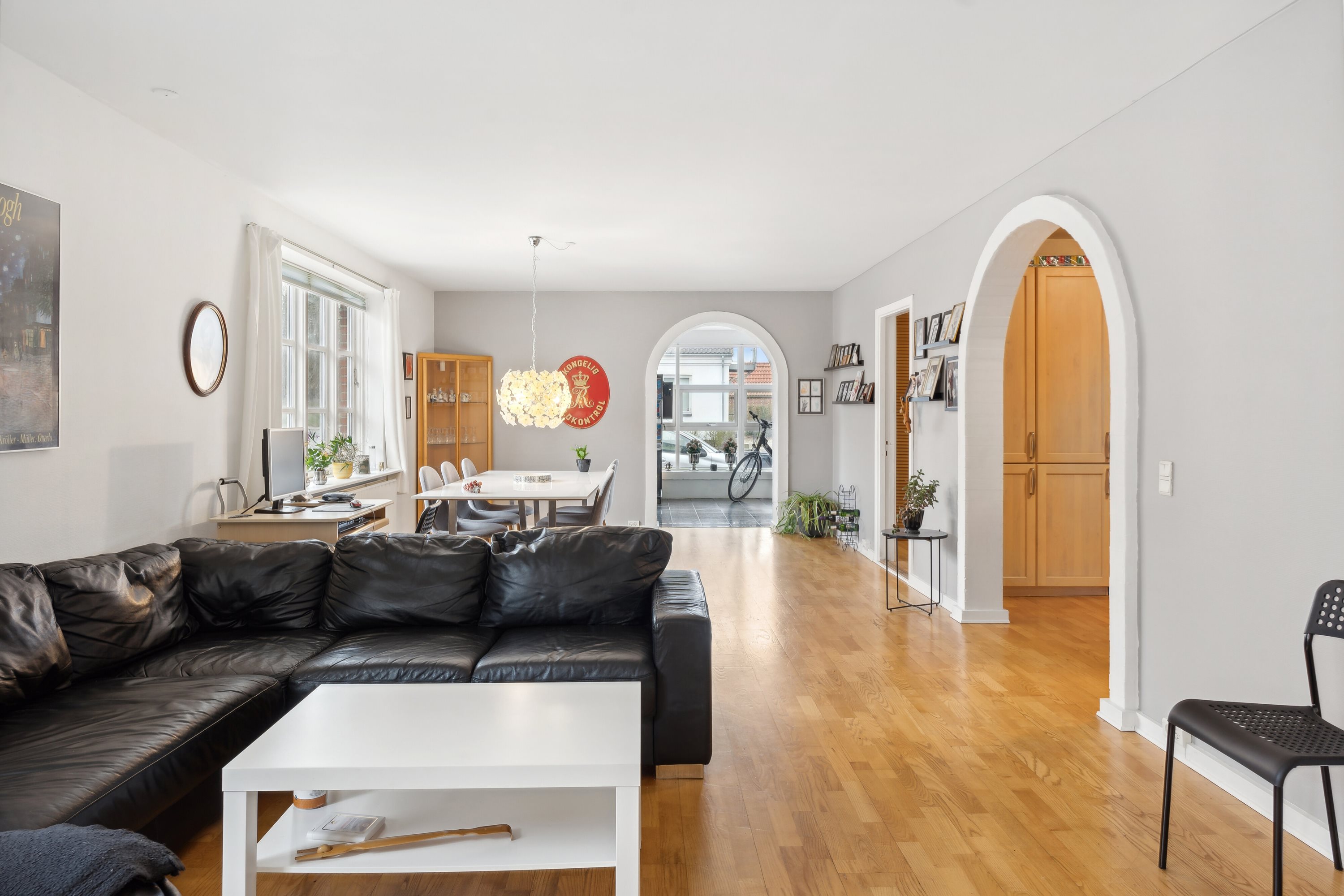 Fremhævet stue billede i fuldskærmstilstand. Billede af Ørevadbrovej 65, 8632 Lemming