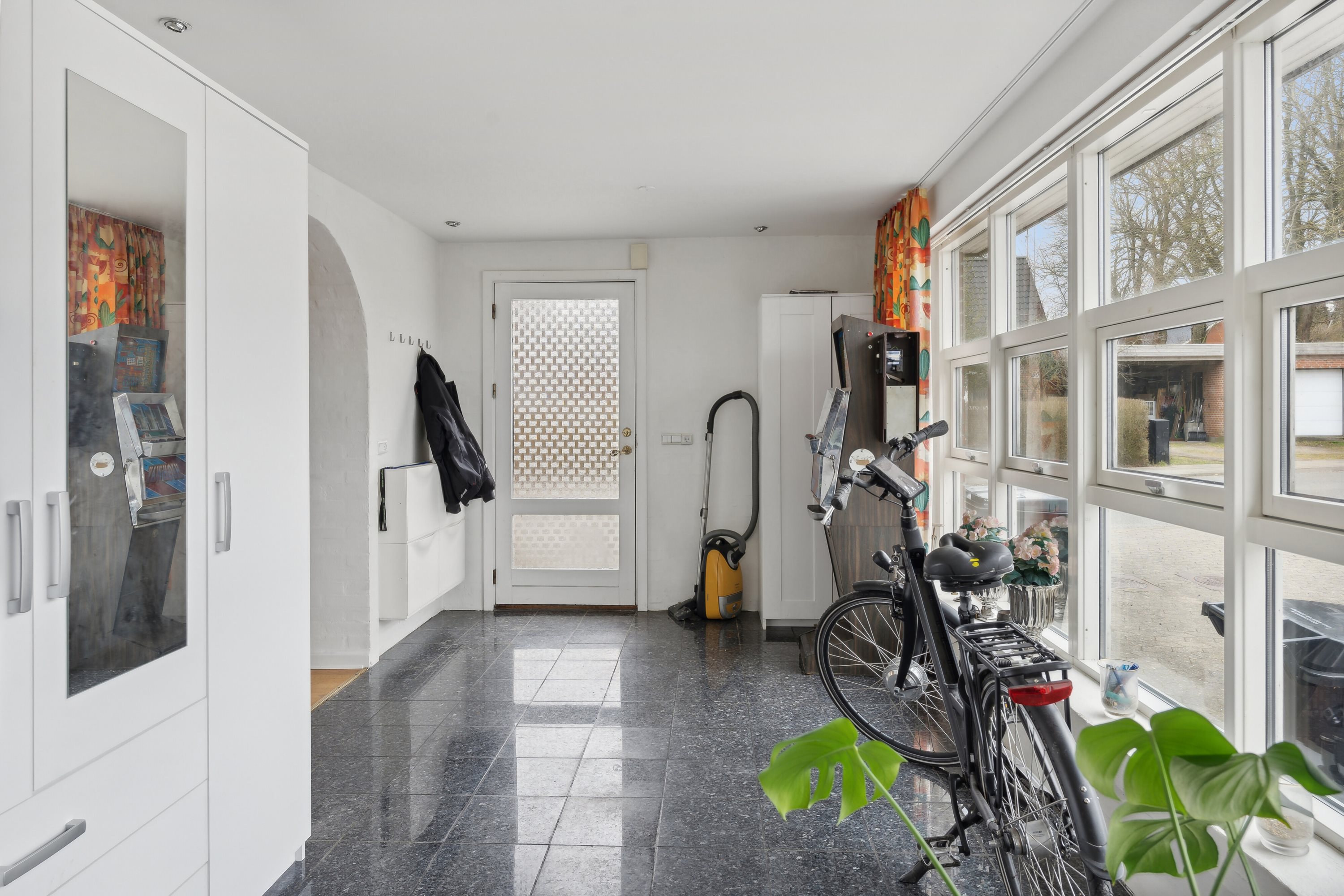 Fremhævet stue billede i fuldskærmstilstand. Billede af Ørevadbrovej 65, 8632 Lemming