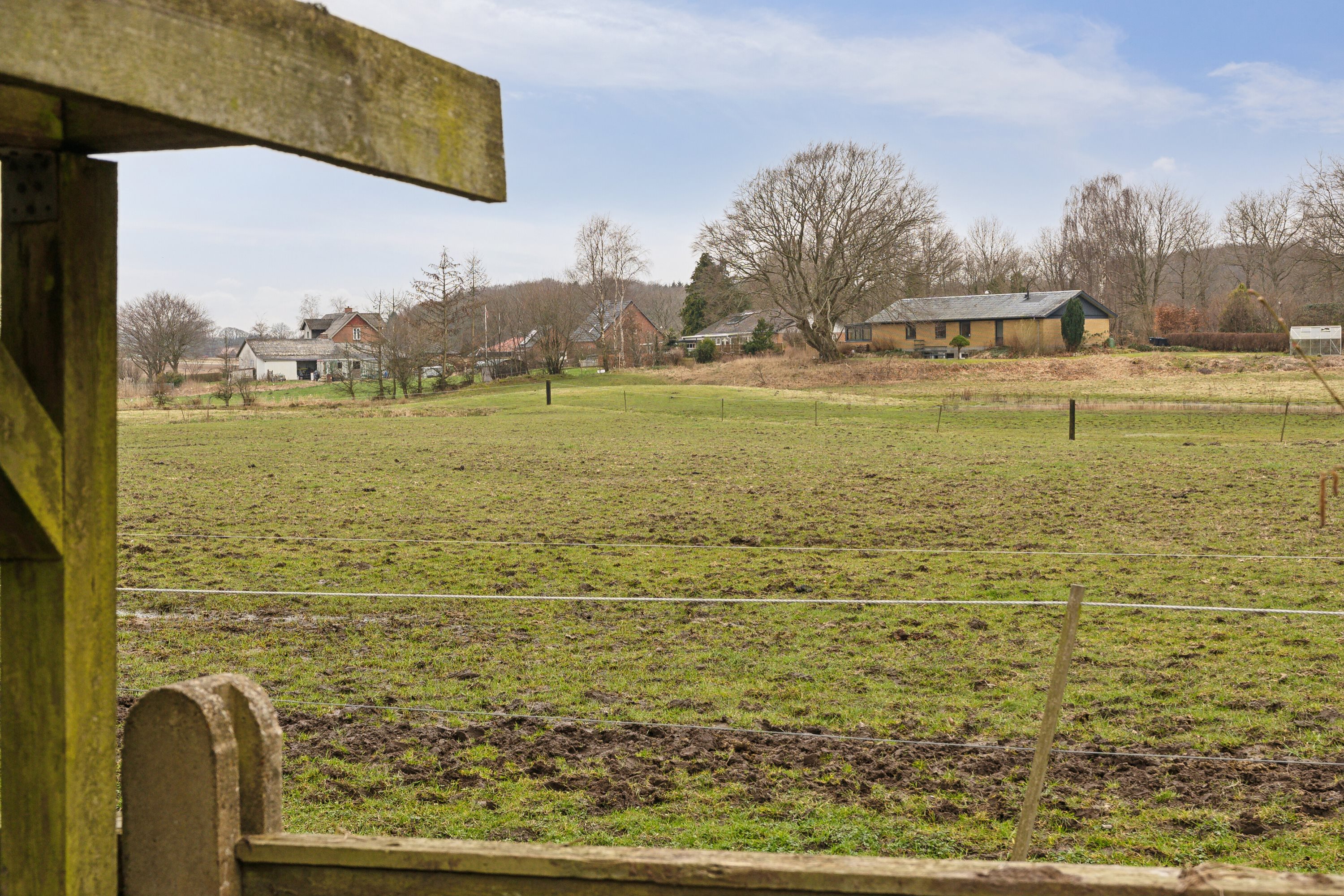 Fremhævet set fra haven billede i fuldskærmstilstand. Billede af Ørevadbrovej 65, 8632 Lemming