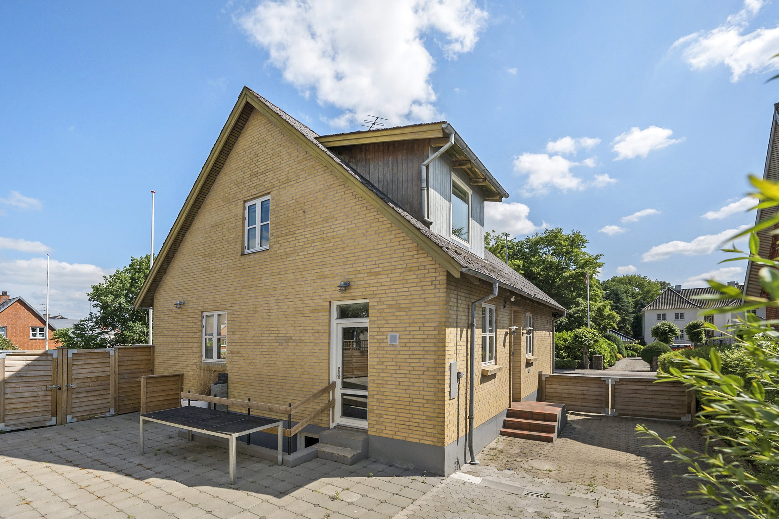 Fremhævet facade billede i fuldskærmstilstand. Billede af Viborgvej 24, Hammershøj, 8830 Tjele