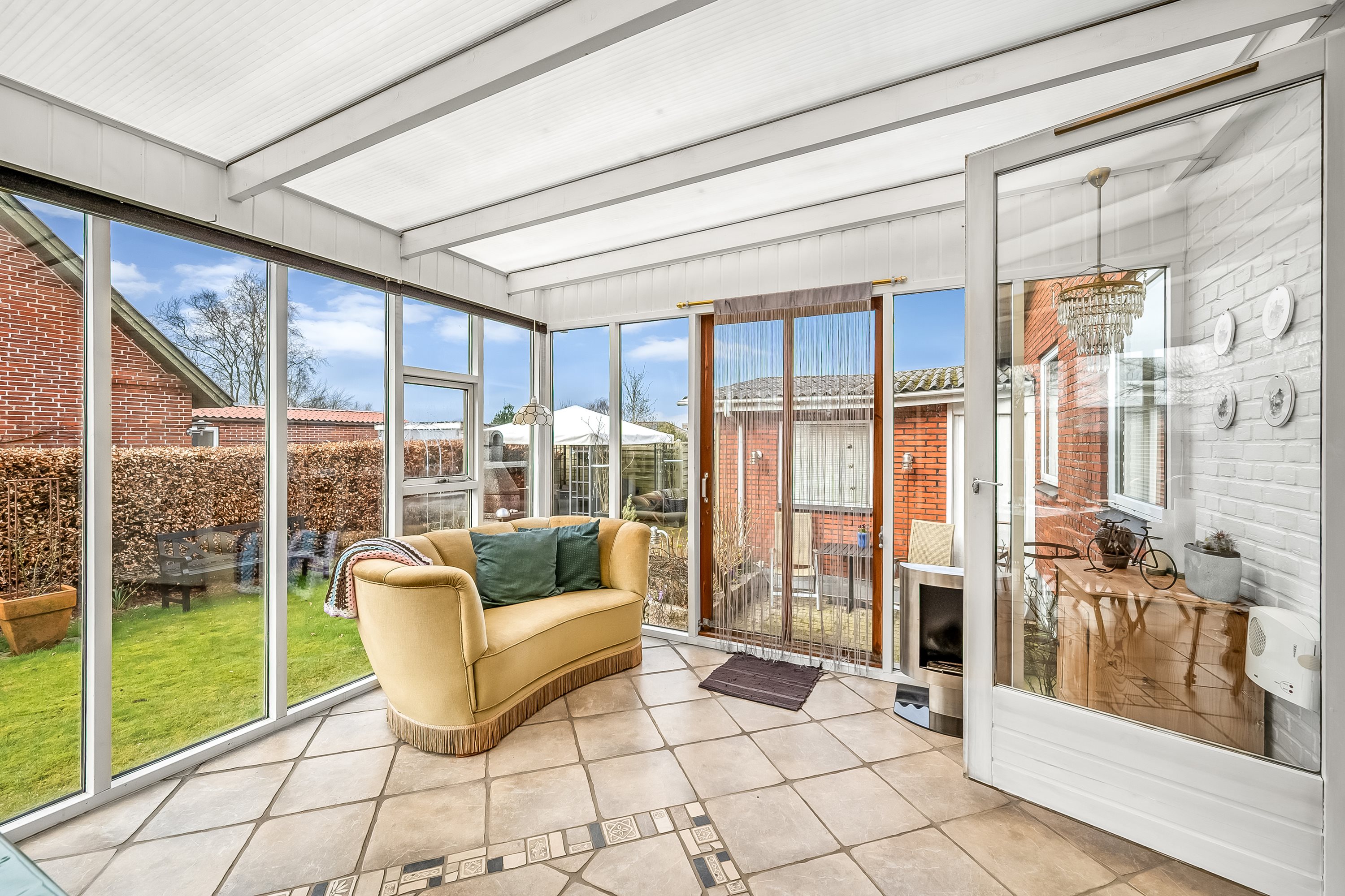 Fremhævet udestue billede i fuldskærmstilstand. Billede af Hovedgaden 107, 6971 Spjald