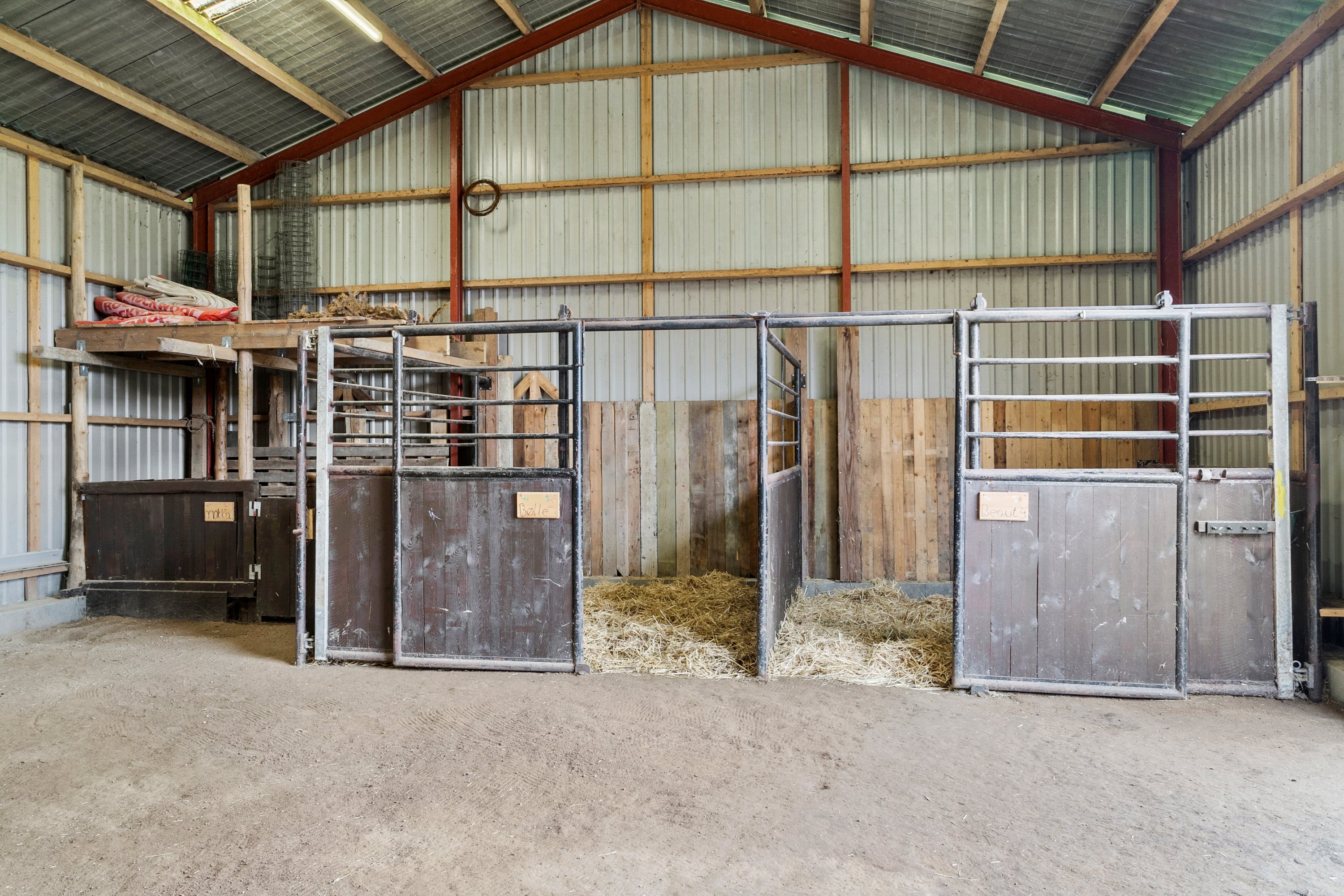 Fremhævet stald billede i fuldskærmstilstand. Billede af Hadrupvej 4, 8350 Hundslund