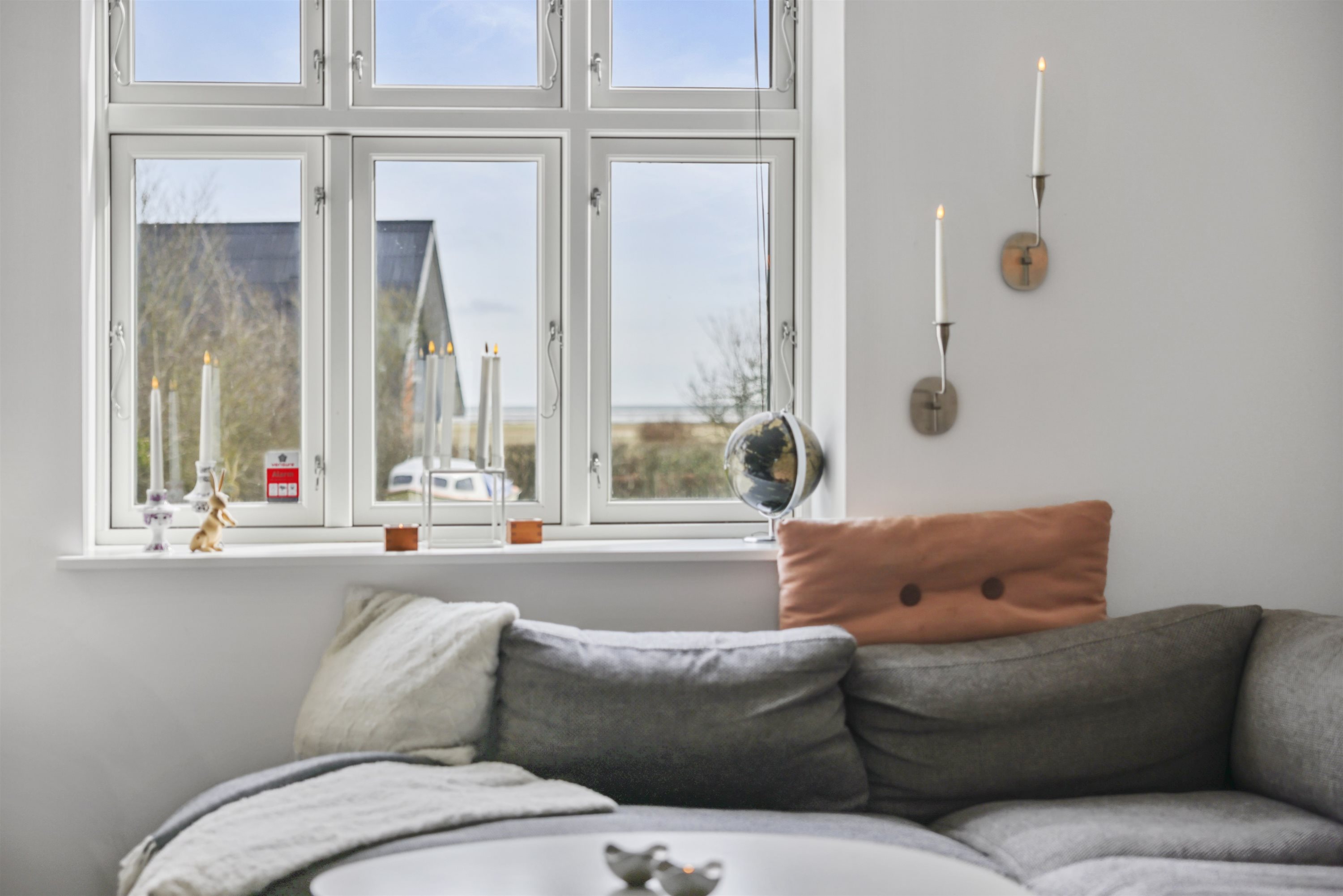 Fremhævet stue billede i fuldskærmstilstand. Billede af Østkystvejen 321, Voerså, 9300 Sæby