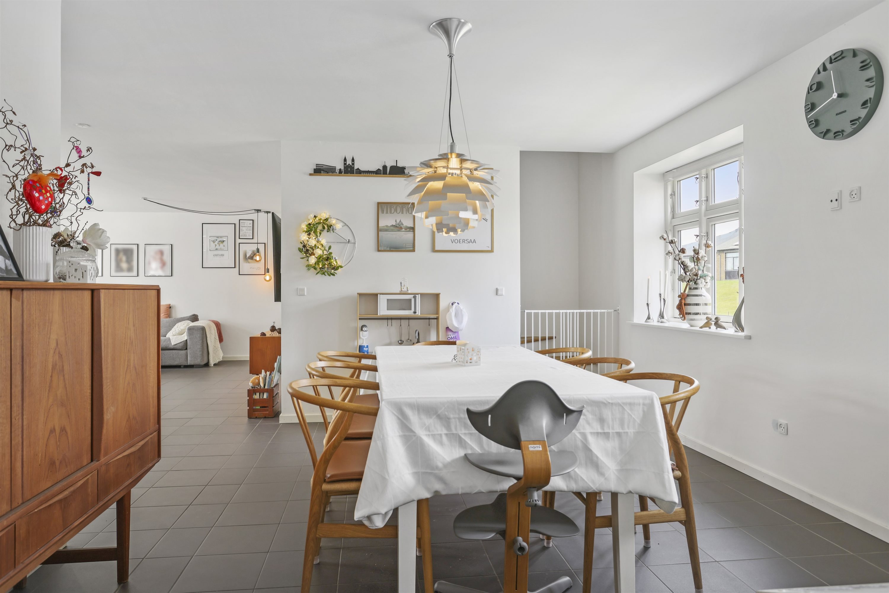 Fremhævet stue billede i fuldskærmstilstand. Billede af Østkystvejen 321, Voerså, 9300 Sæby