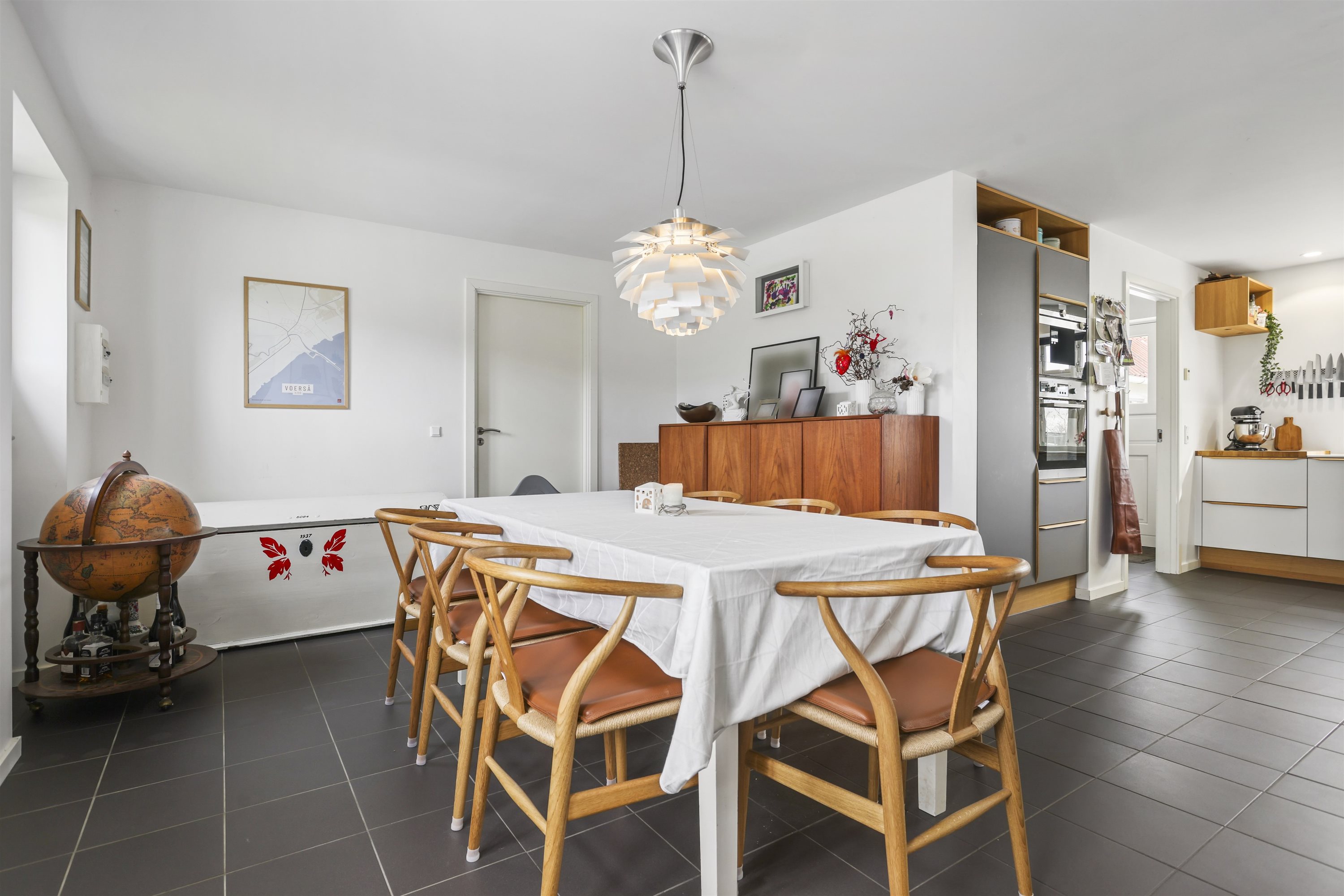 Fremhævet stue billede i fuldskærmstilstand. Billede af Østkystvejen 321, Voerså, 9300 Sæby