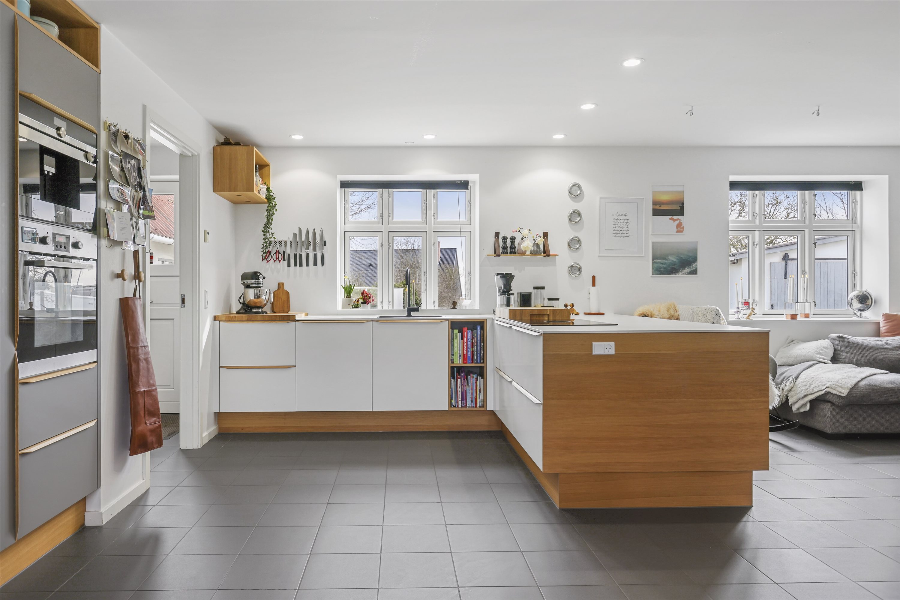 Fremhævet køkken billede i fuldskærmstilstand. Billede af Østkystvejen 321, Voerså, 9300 Sæby