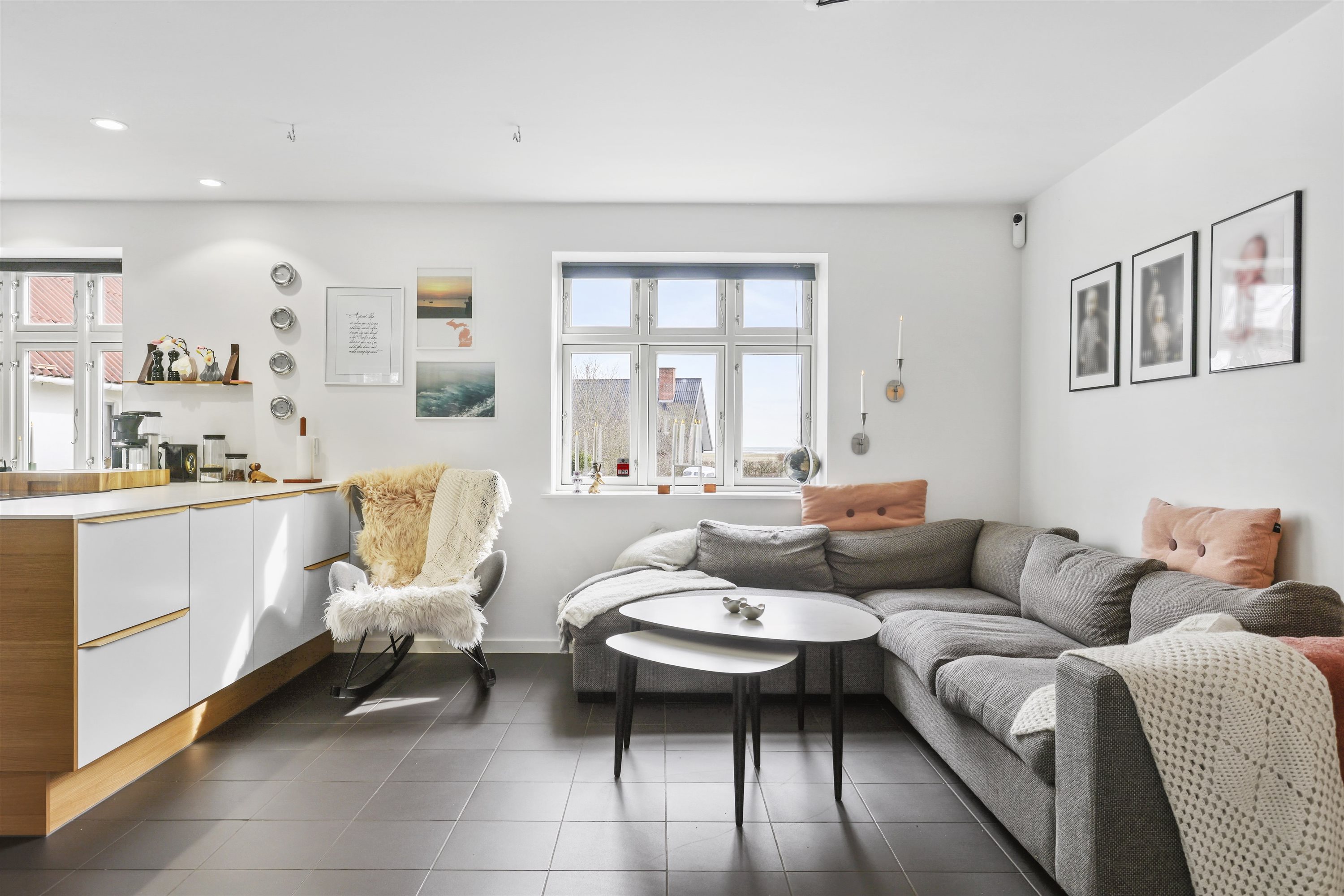 Fremhævet køkken alrum billede i fuldskærmstilstand. Billede af Østkystvejen 321, Voerså, 9300 Sæby