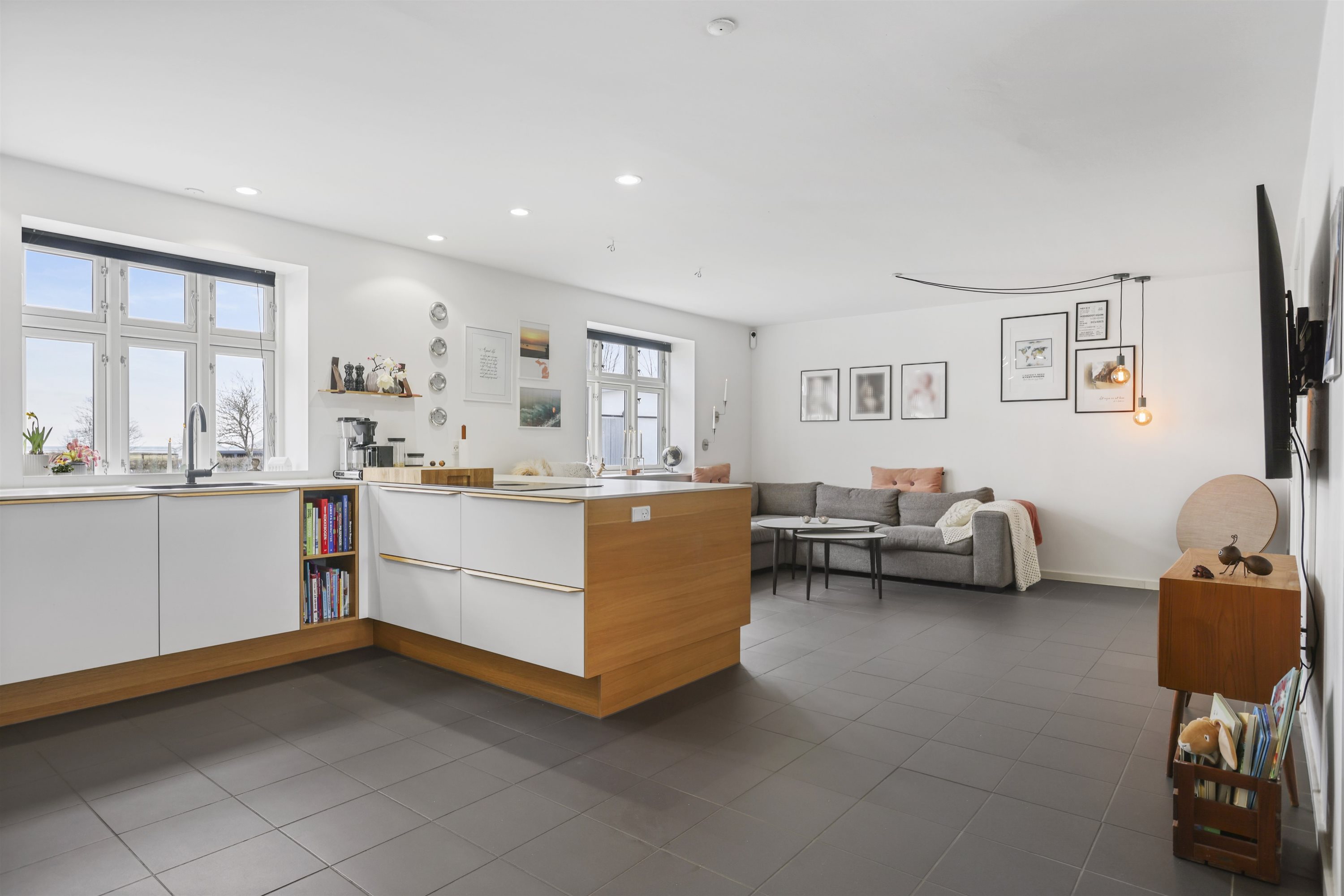 Fremhævet køkken alrum billede i fuldskærmstilstand. Billede af Østkystvejen 321, Voerså, 9300 Sæby