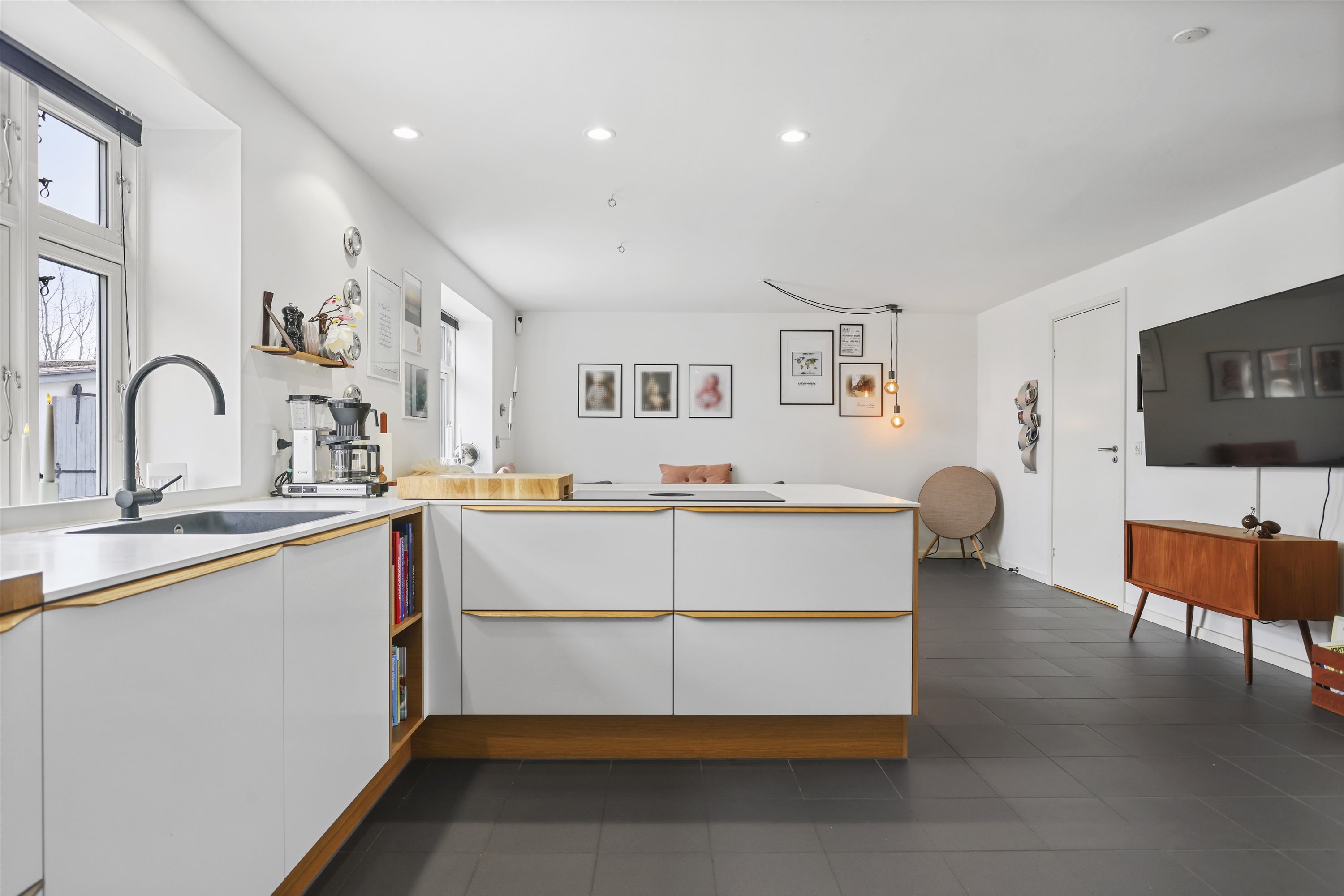 Fremhævet køkken billede i fuldskærmstilstand. Billede af Østkystvejen 321, Voerså, 9300 Sæby