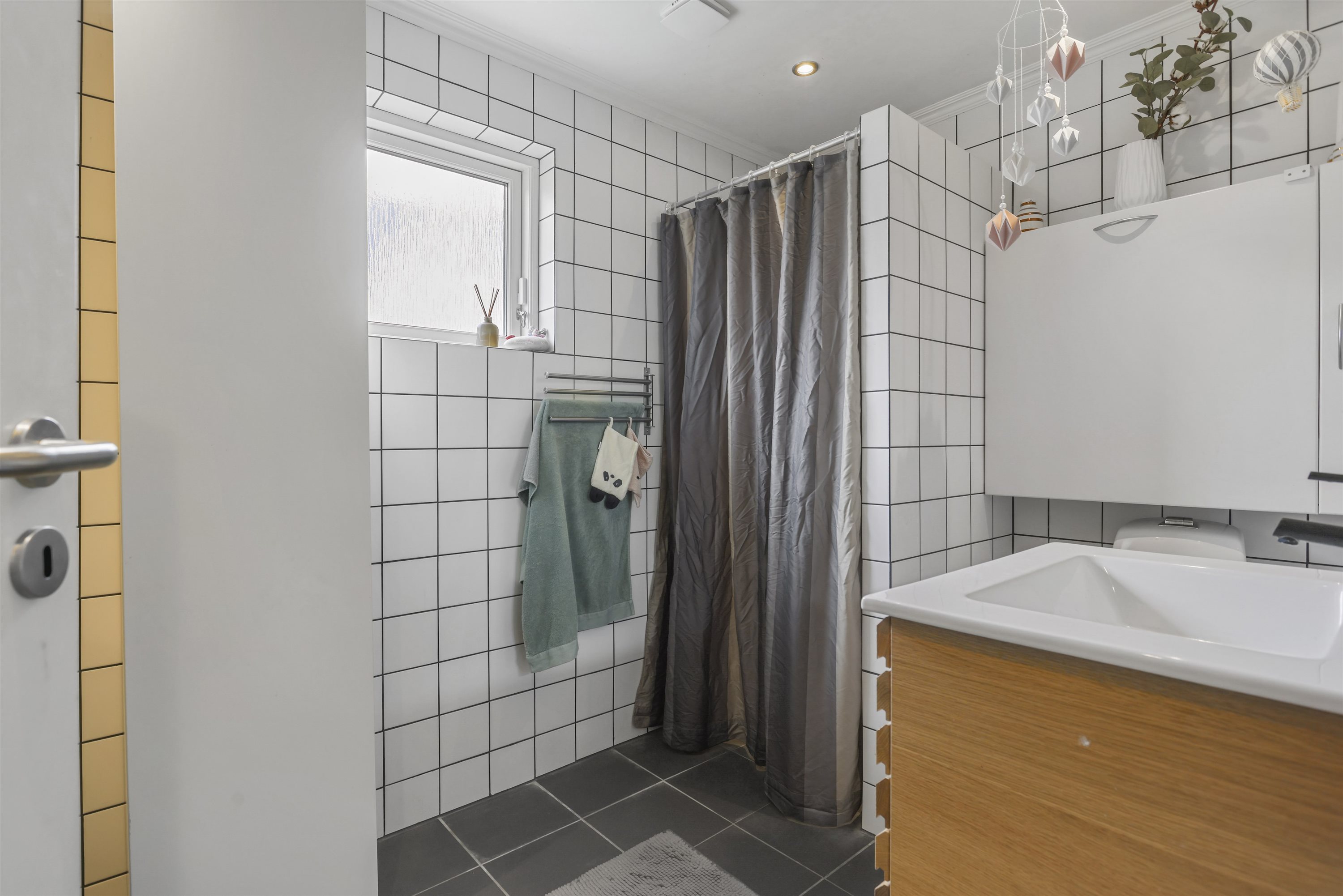 Fremhævet badeværelse billede i fuldskærmstilstand. Billede af Østkystvejen 321, Voerså, 9300 Sæby