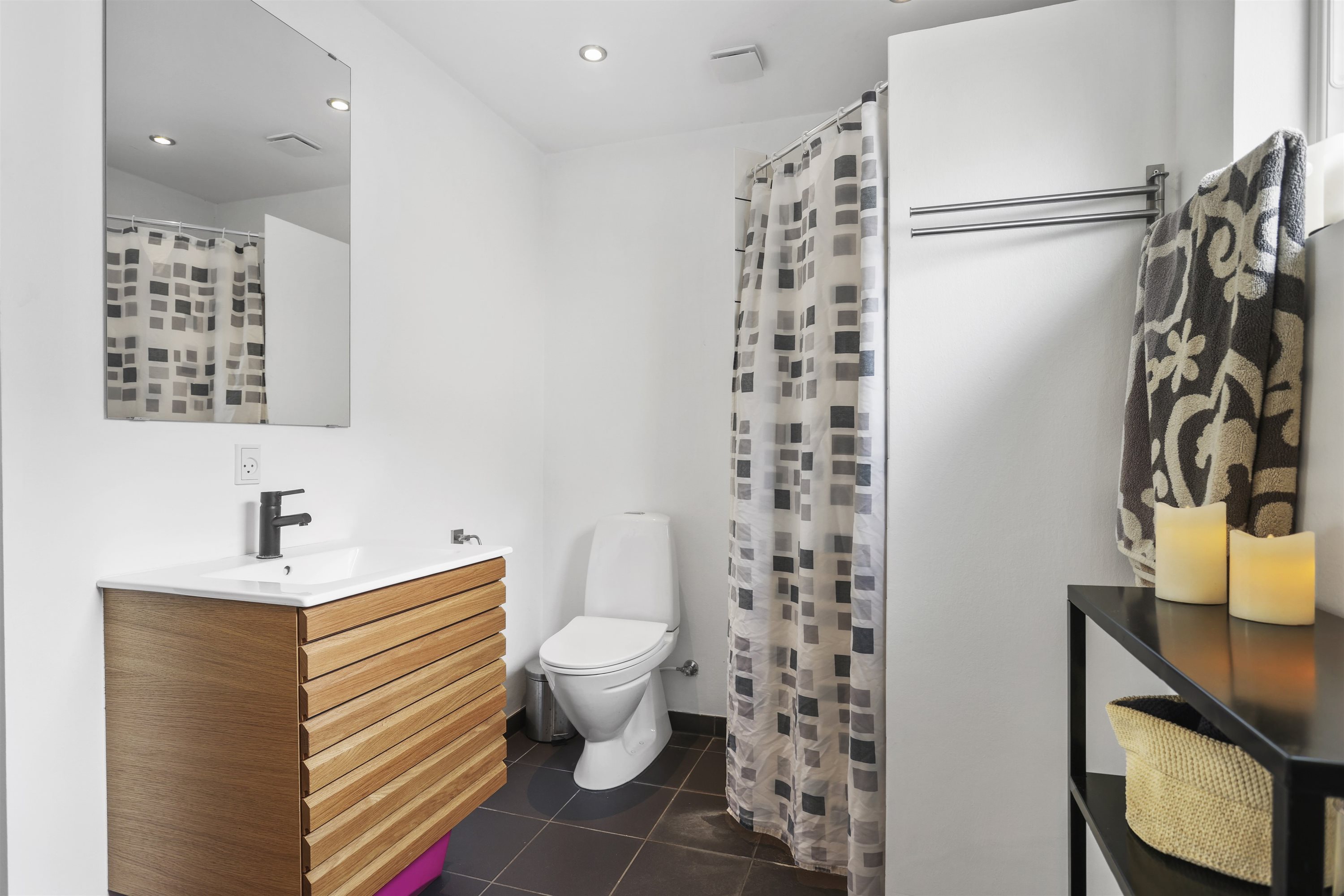 Fremhævet badeværelse billede i fuldskærmstilstand. Billede af Østkystvejen 321, Voerså, 9300 Sæby