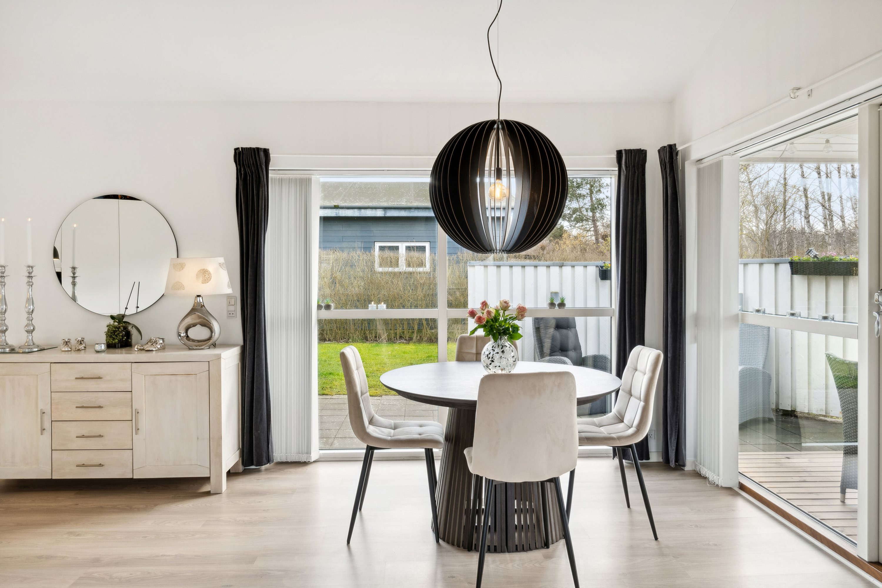 Fremhævet stue billede i fuldskærmstilstand. Billede af Yasmin-Rose Stien 33, Ejby, 2600 Glostrup