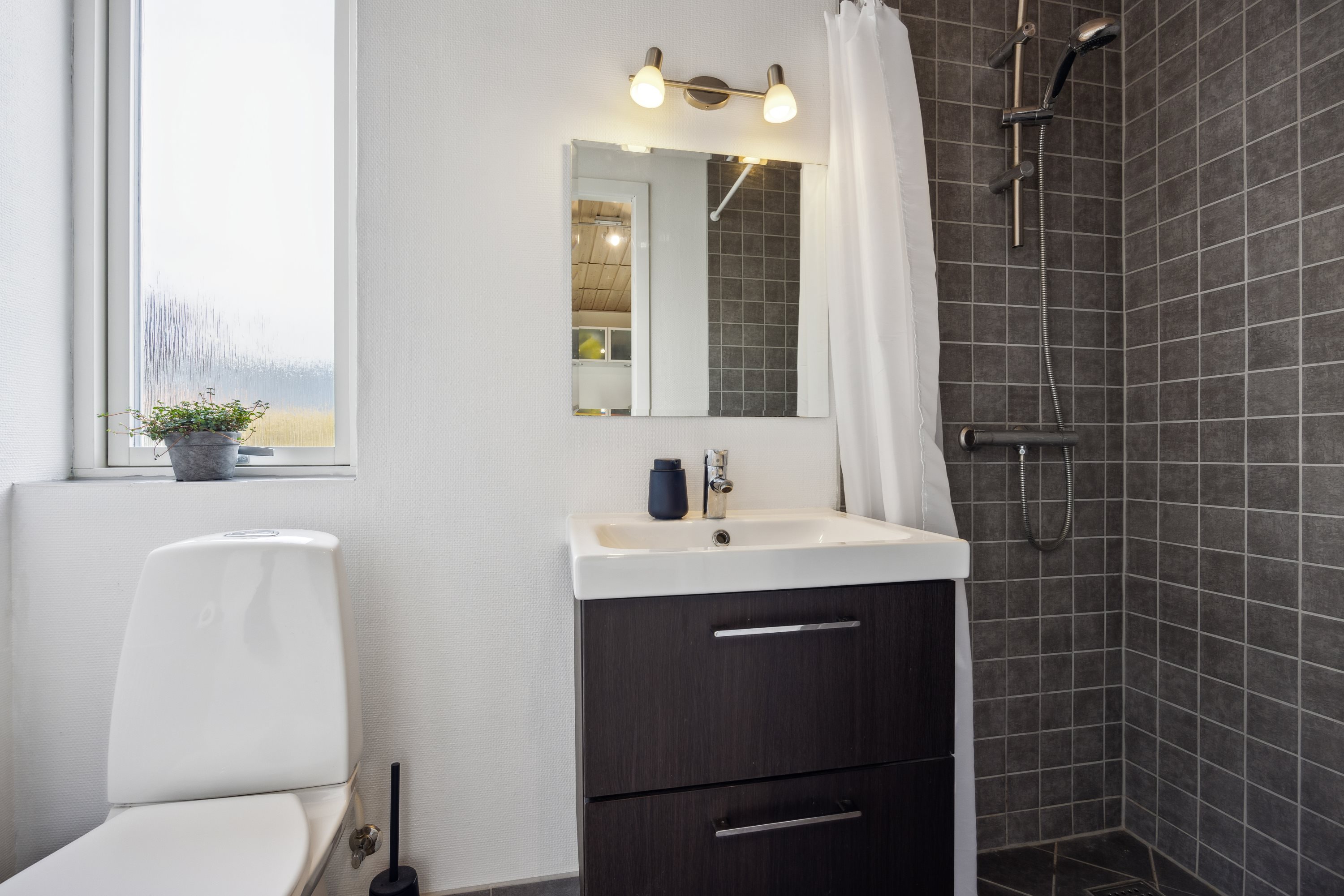 Fremhævet badeværelse billede i fuldskærmstilstand. Billede af Nøddevej 39, Stae, 9310 Vodskov