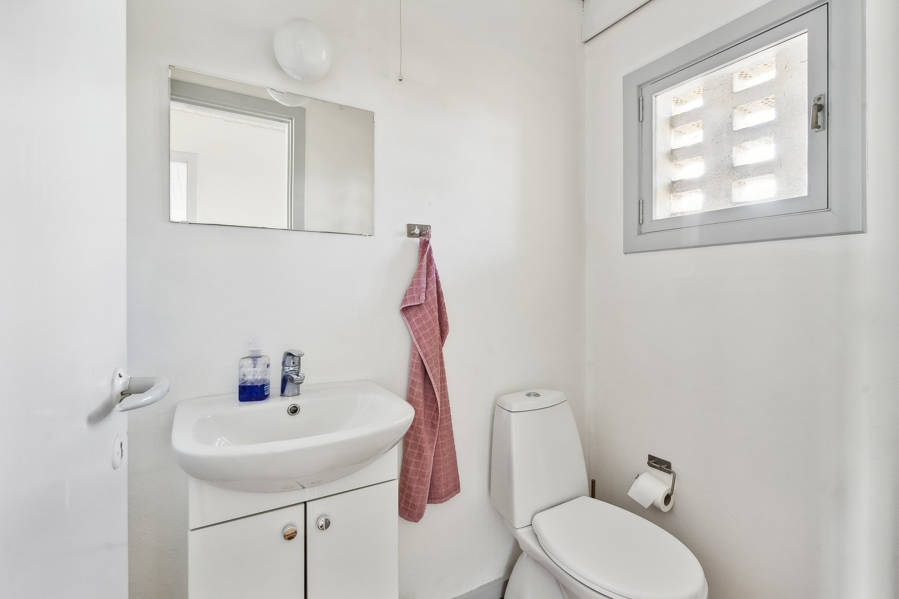 Fremhævet toilet billede i fuldskærmstilstand. Billede af Plantagen 8, Havndal, 8970 Havndal