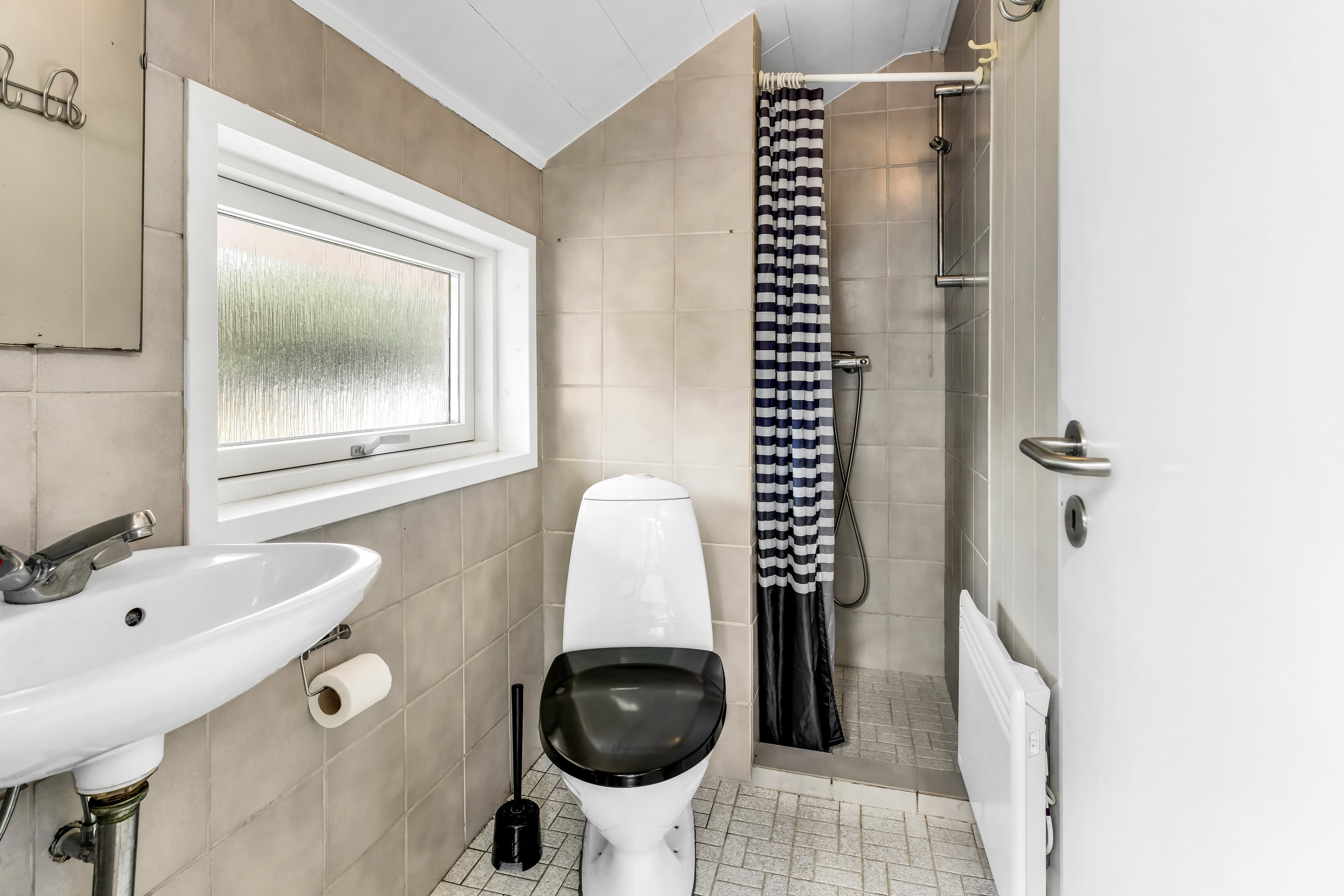 Fremhævet badeværelse billede i fuldskærmstilstand. Billede af Bjergvej 24, 6857 Blåvand