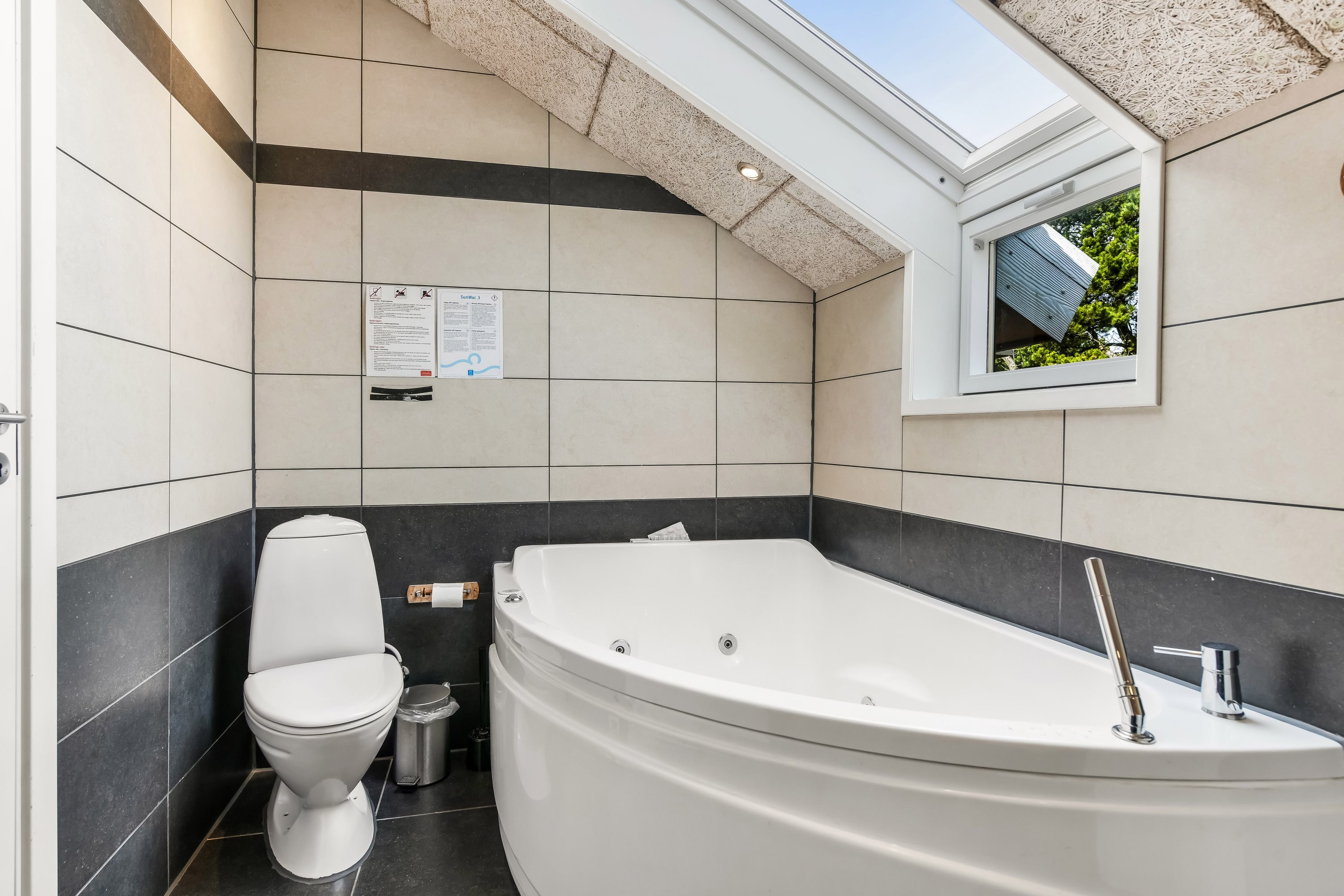 Fremhævet badeværelse billede i fuldskærmstilstand. Billede af Bjergvej 24, 6857 Blåvand