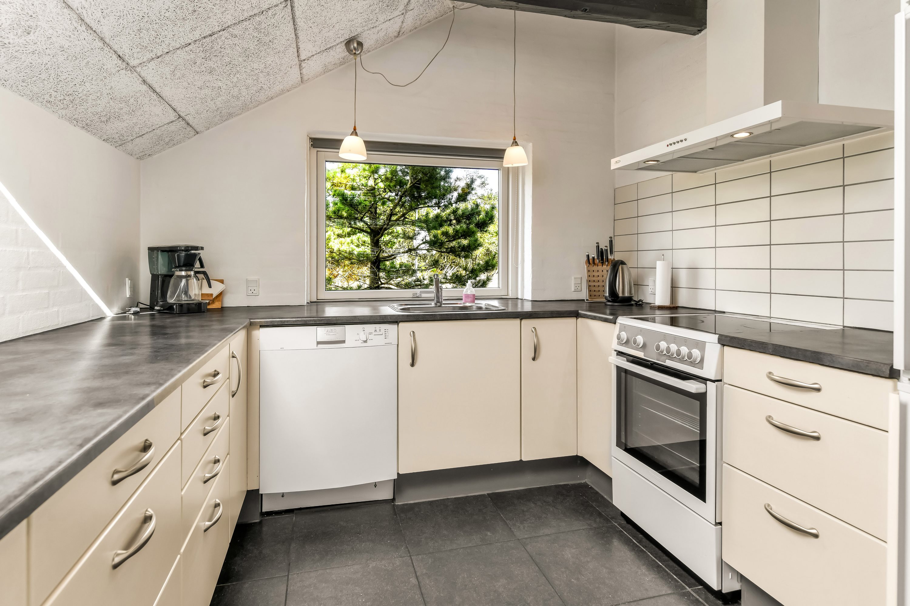 Fremhævet køkken billede i fuldskærmstilstand. Billede af Bjergvej 24, 6857 Blåvand