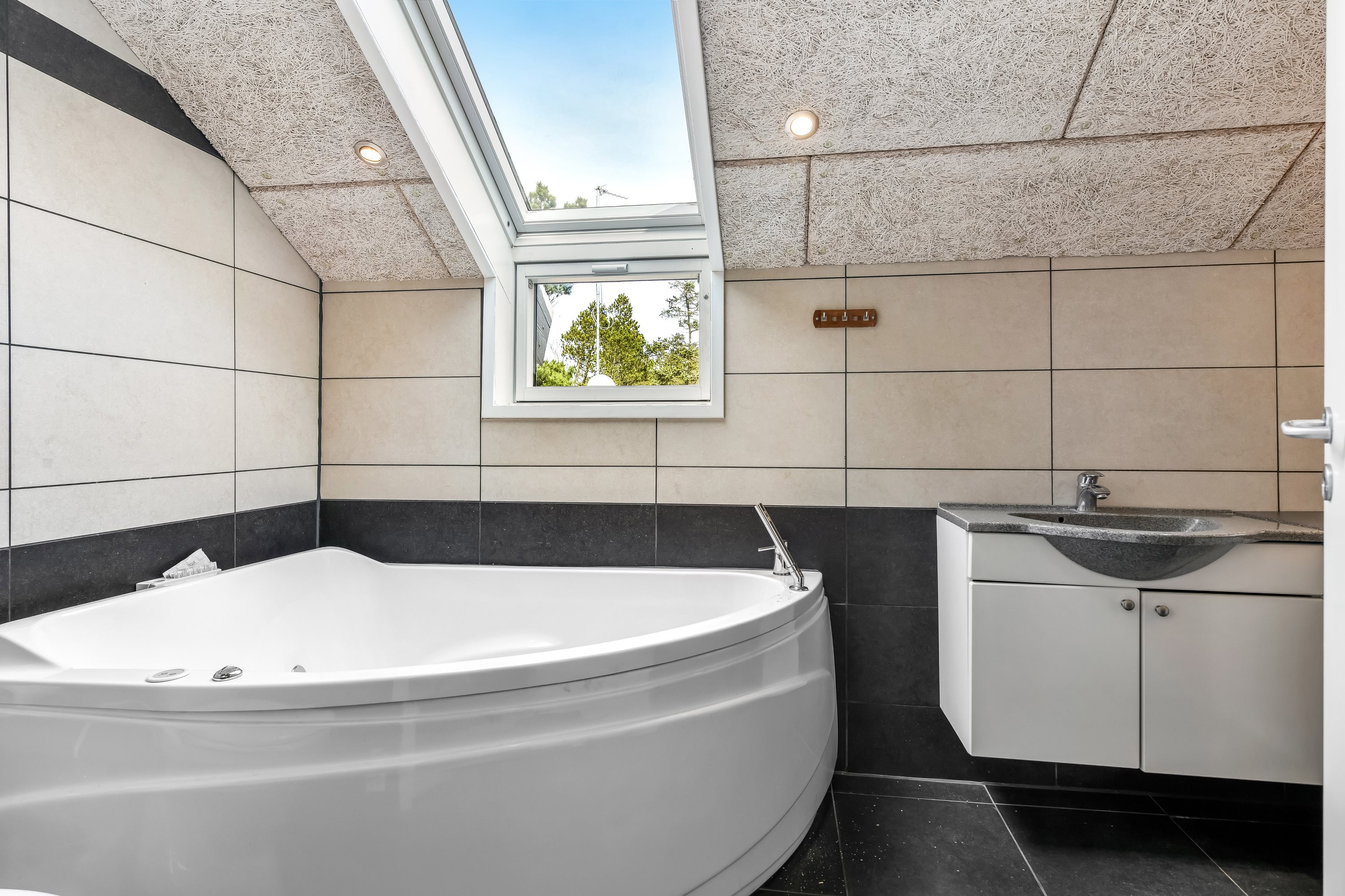 Fremhævet badeværelse billede i fuldskærmstilstand. Billede af Bjergvej 24, 6857 Blåvand