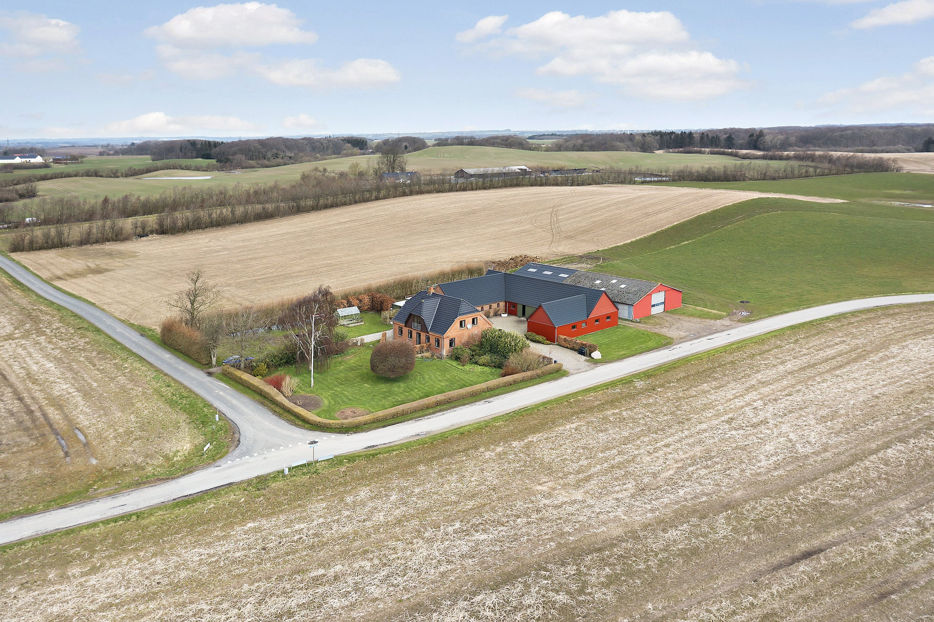 Fremhævet ejendommen billede i fuldskærmstilstand. Billede af Mosbjergvej 5, Gangsted, 8732 Hovedgård