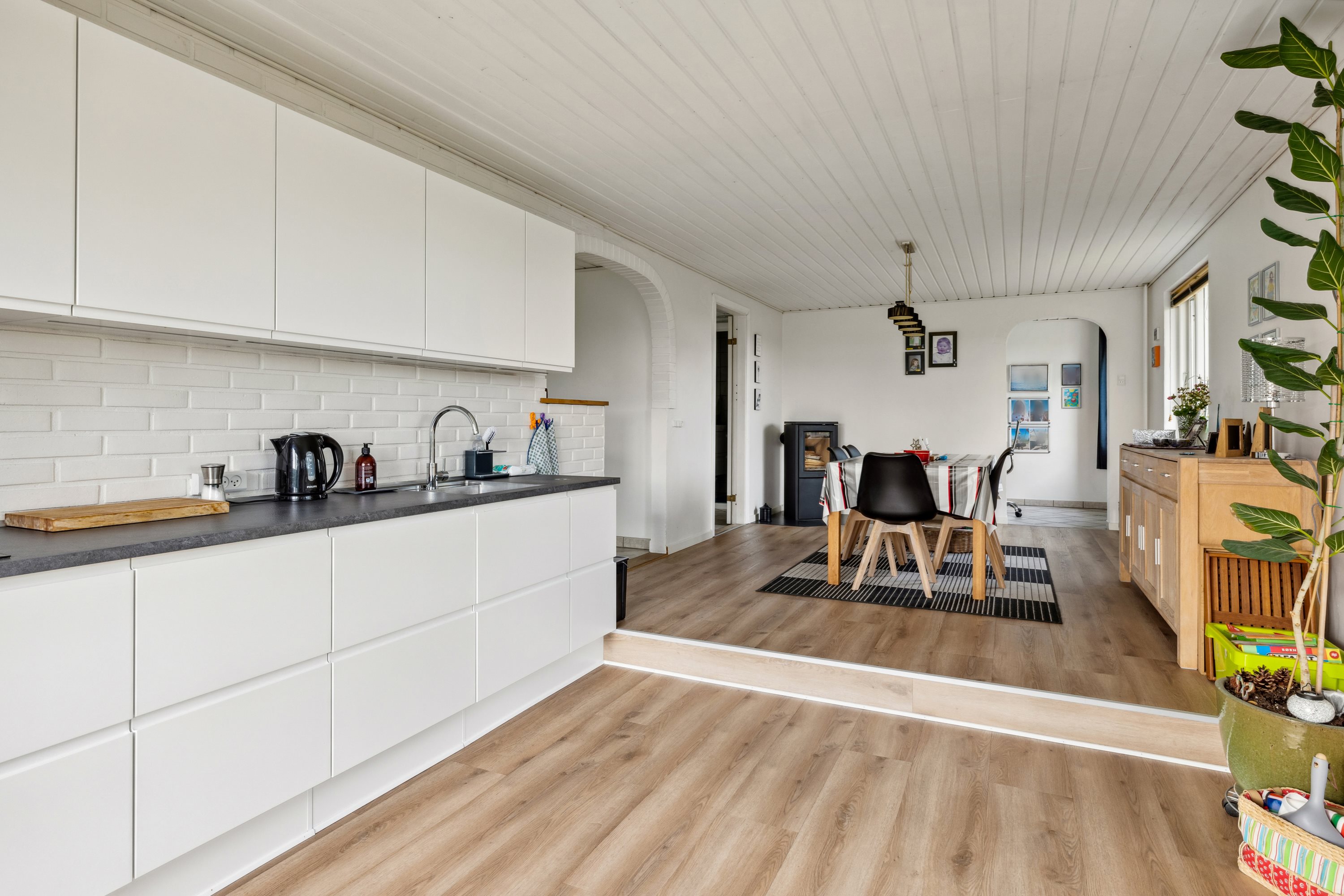 Fremhævet køkken billede i fuldskærmstilstand. Billede af Hovedvejen 29, Mastrup, 8586 Ørum Djurs