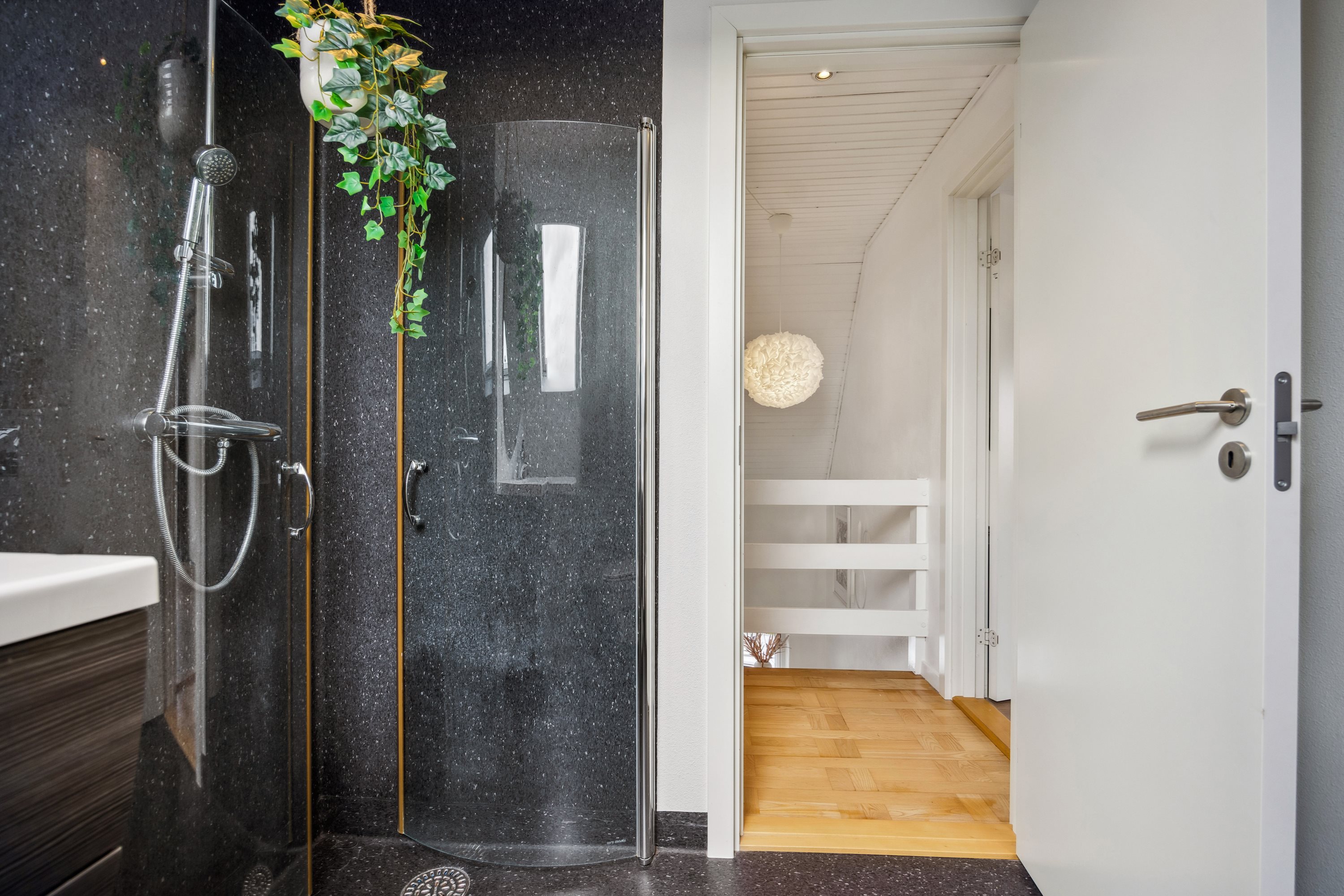 Fremhævet badeværelse billede i fuldskærmstilstand. Billede af Lindevej 2, 9460 Brovst