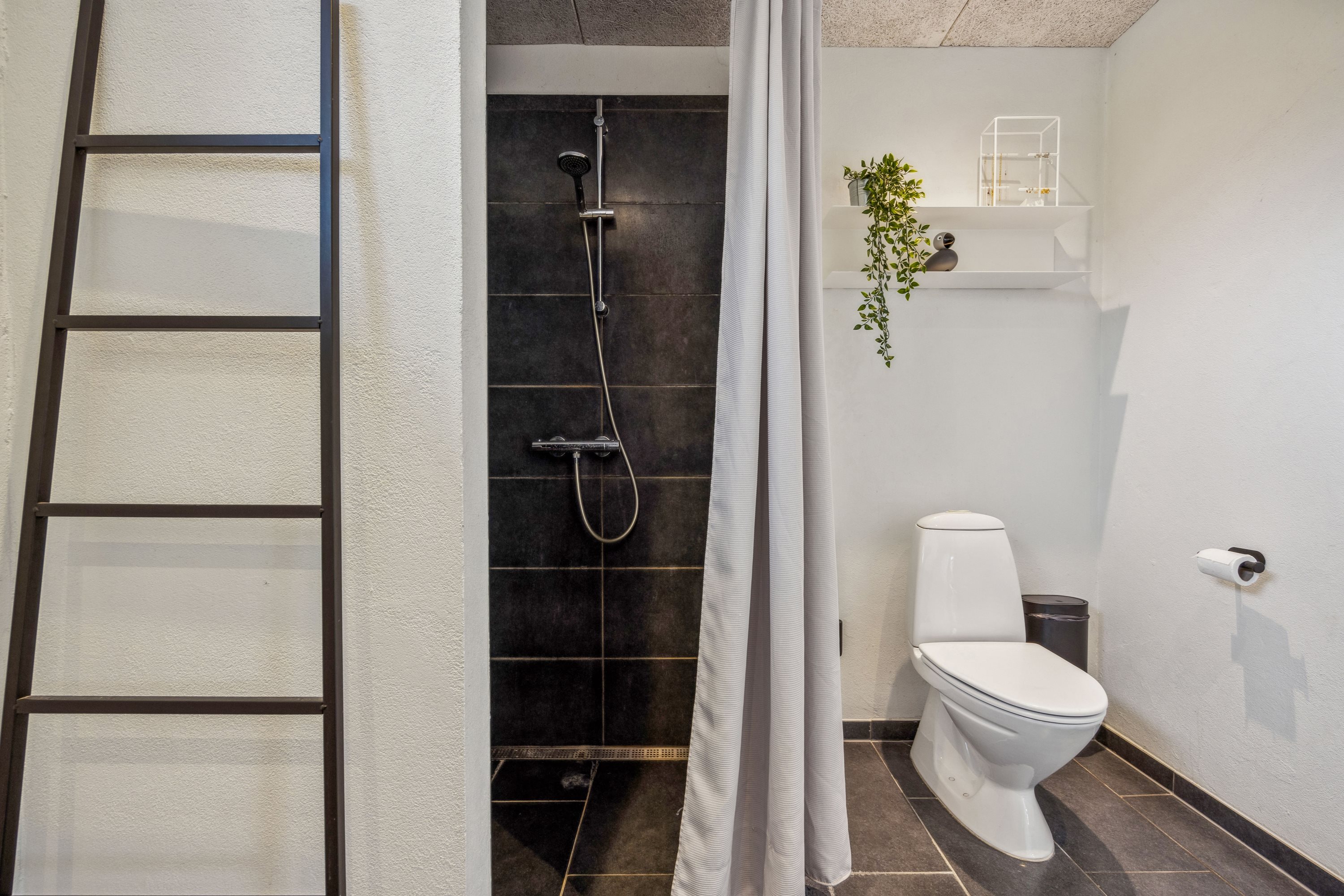 Fremhævet badeværelse billede i fuldskærmstilstand. Billede af Lindevej 2, 9460 Brovst