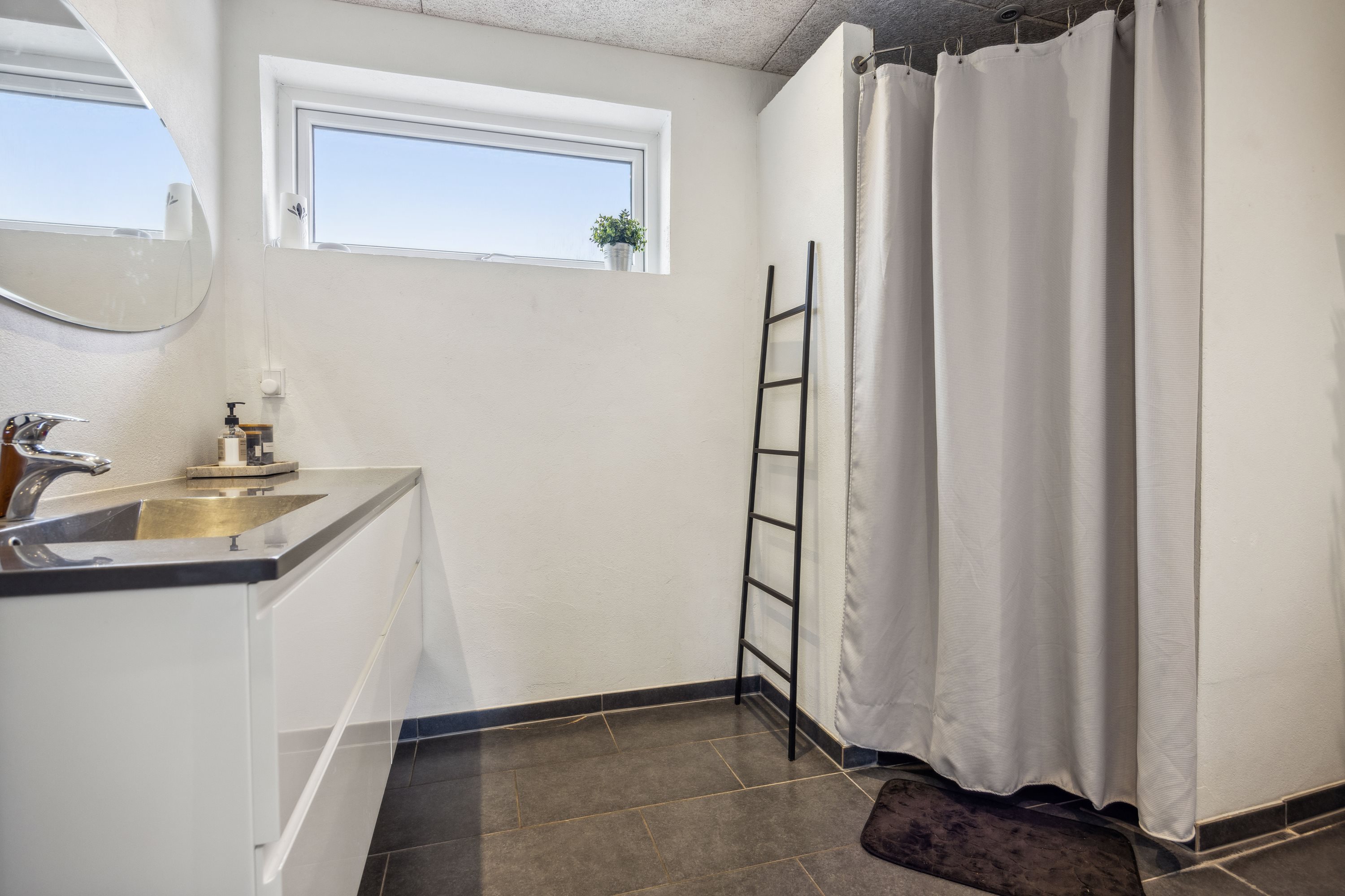 Fremhævet badeværelse billede i fuldskærmstilstand. Billede af Lindevej 2, 9460 Brovst