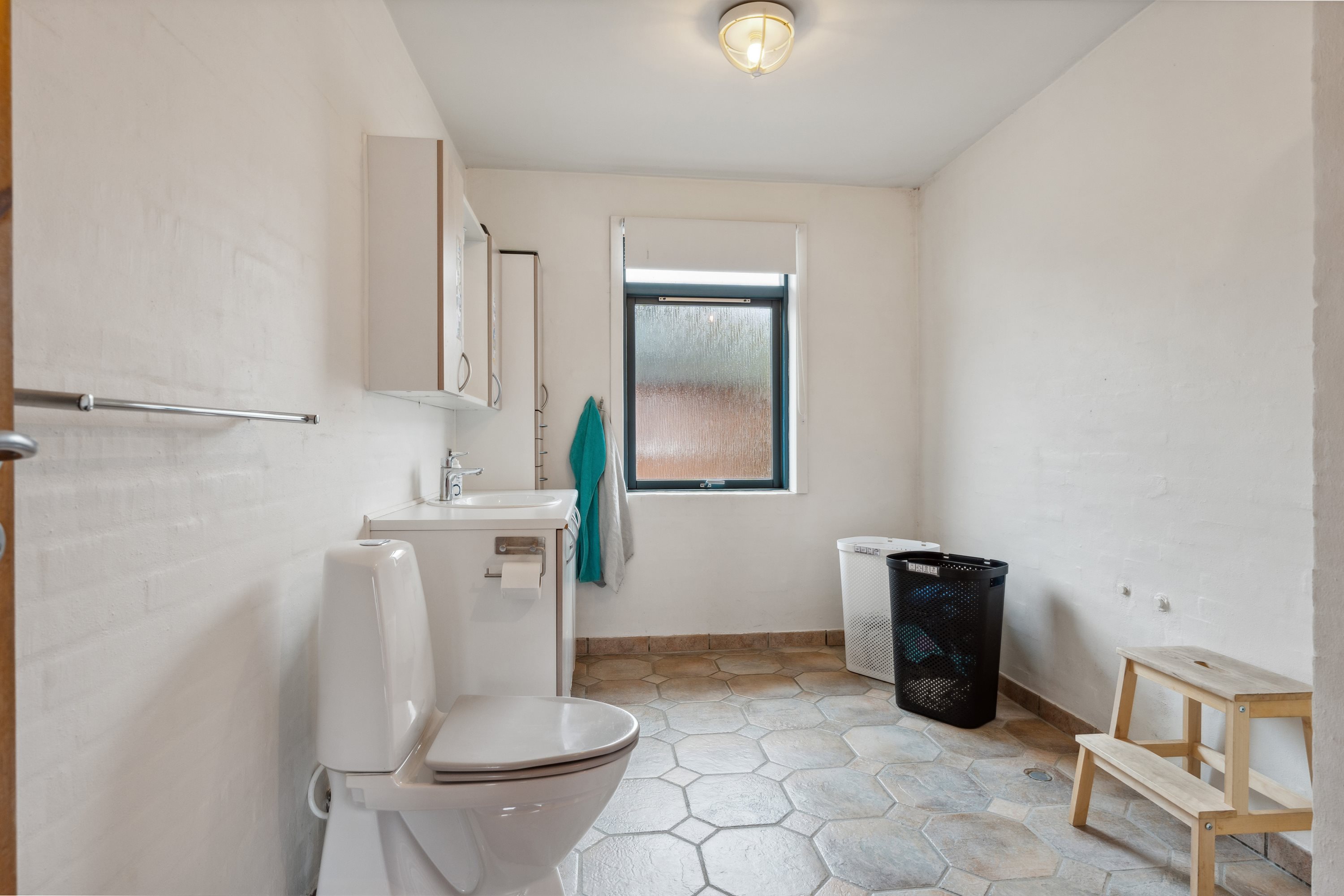 Fremhævet bad billede i fuldskærmstilstand. Billede af Brandstrupvej 12, 8840 Rødkærsbro