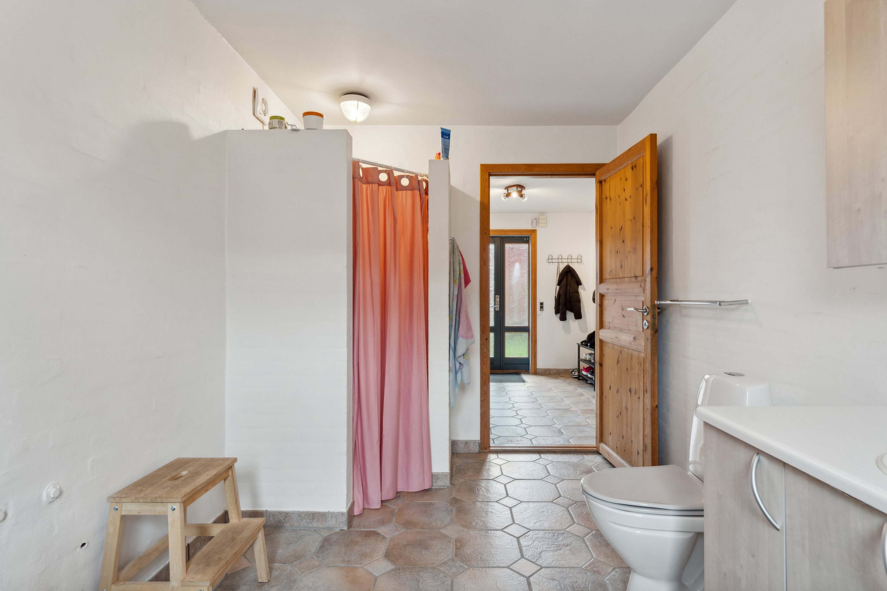 Fremhævet bad billede i fuldskærmstilstand. Billede af Brandstrupvej 12, 8840 Rødkærsbro