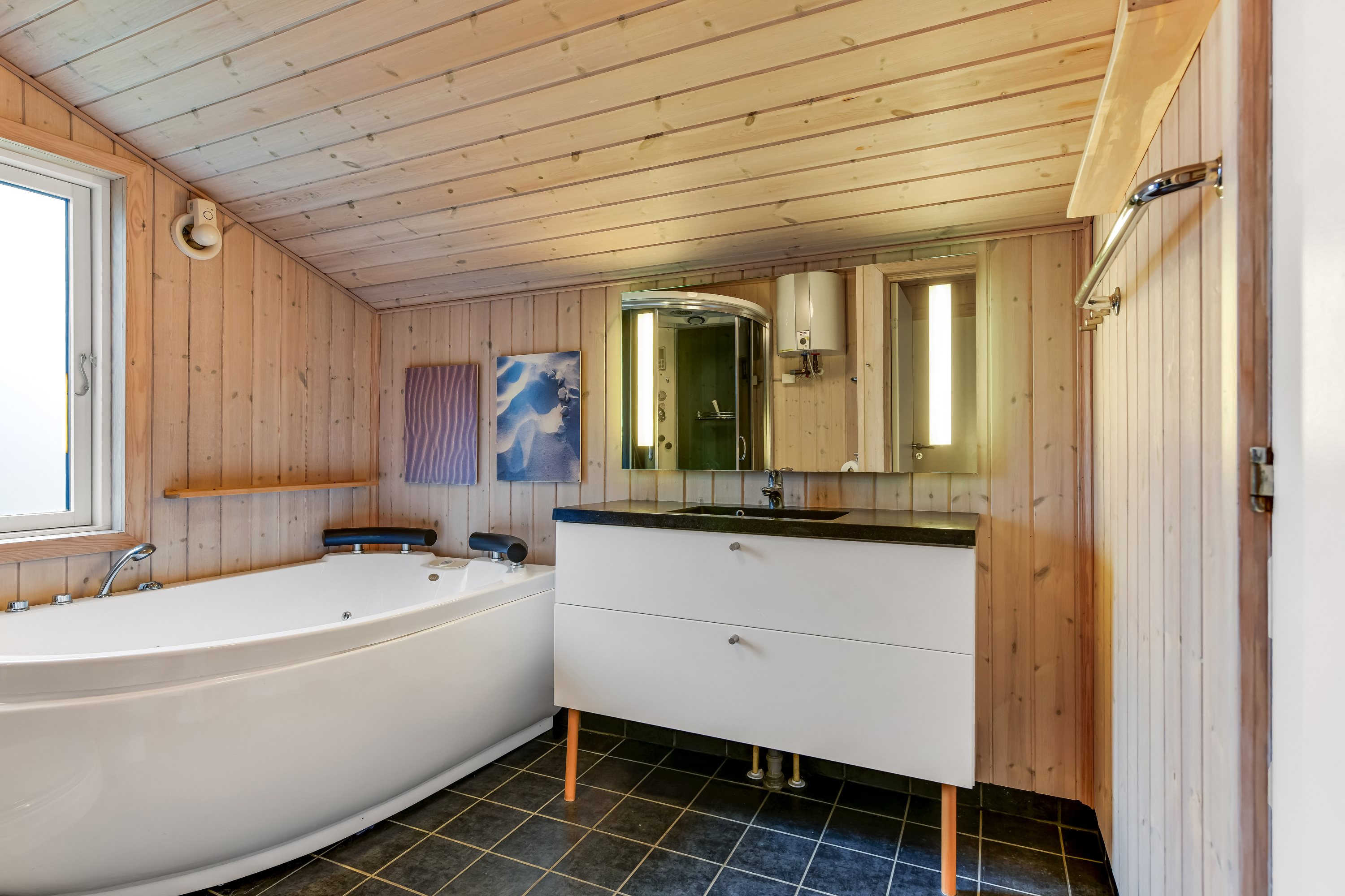 Fremhævet badeværelse billede i fuldskærmstilstand. Billede af Grønnevænget 18, 6857 Blåvand