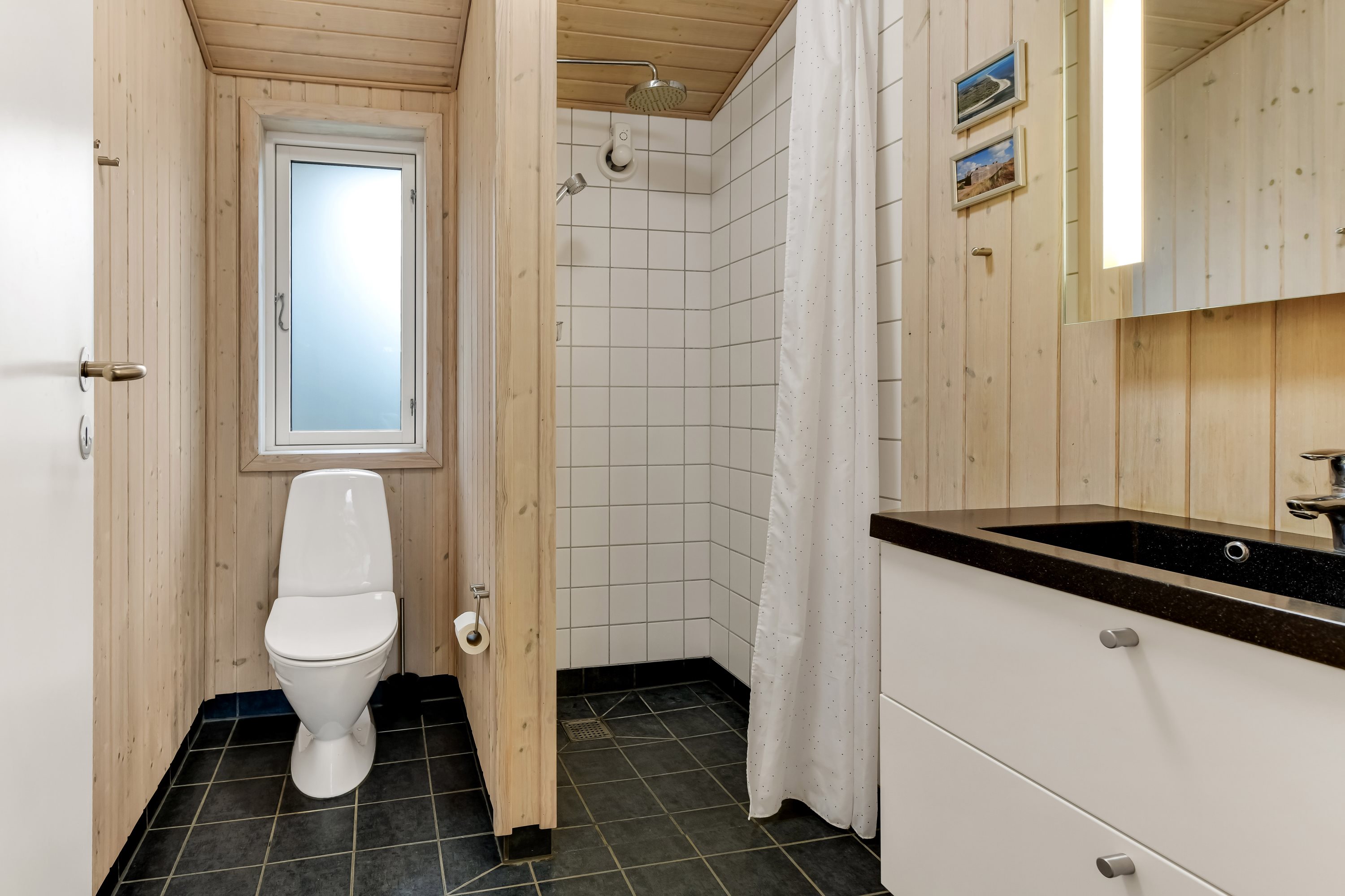 Fremhævet badeværelse billede i fuldskærmstilstand. Billede af Grønnevænget 18, 6857 Blåvand