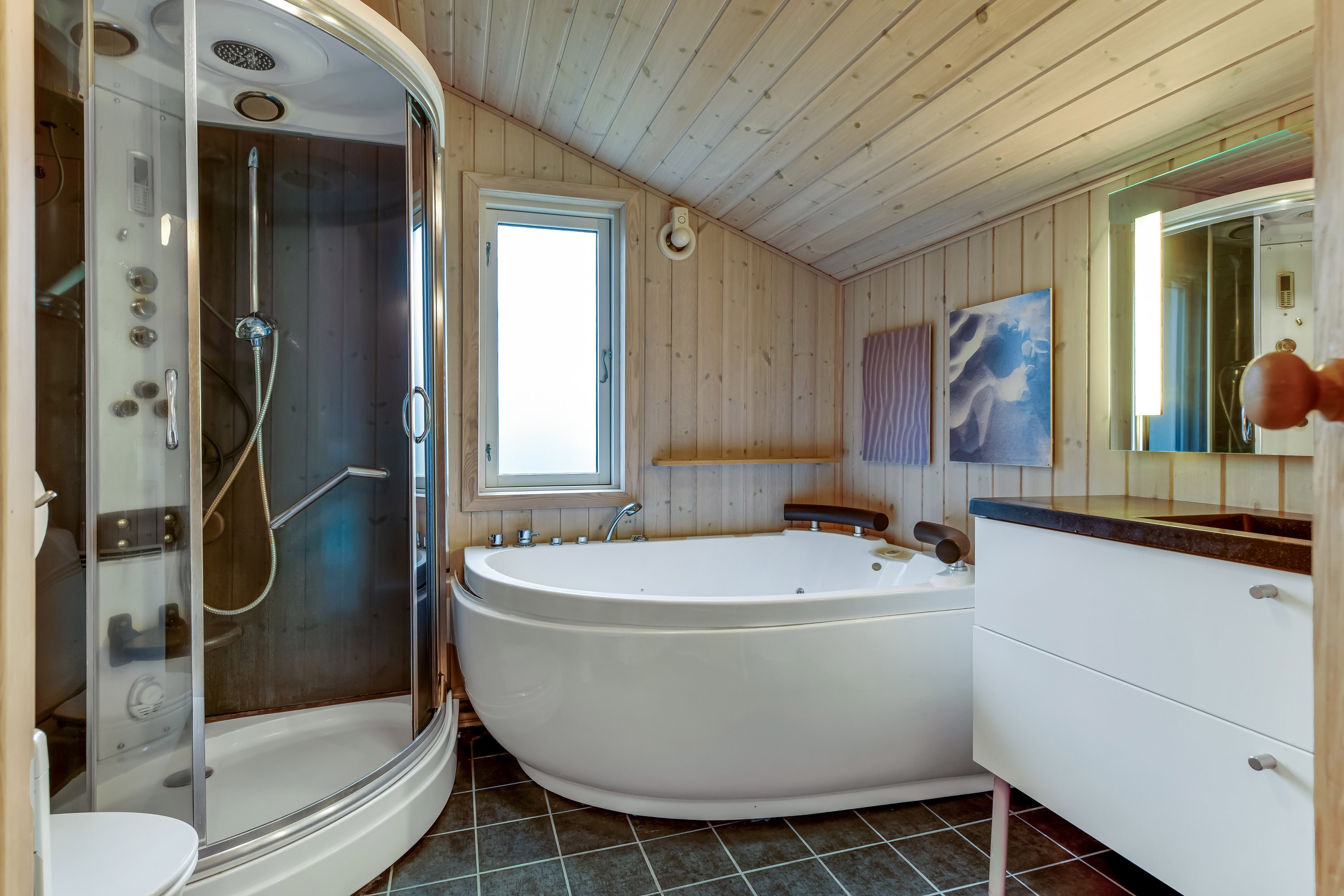 Fremhævet badeværelse billede i fuldskærmstilstand. Billede af Grønnevænget 18, 6857 Blåvand