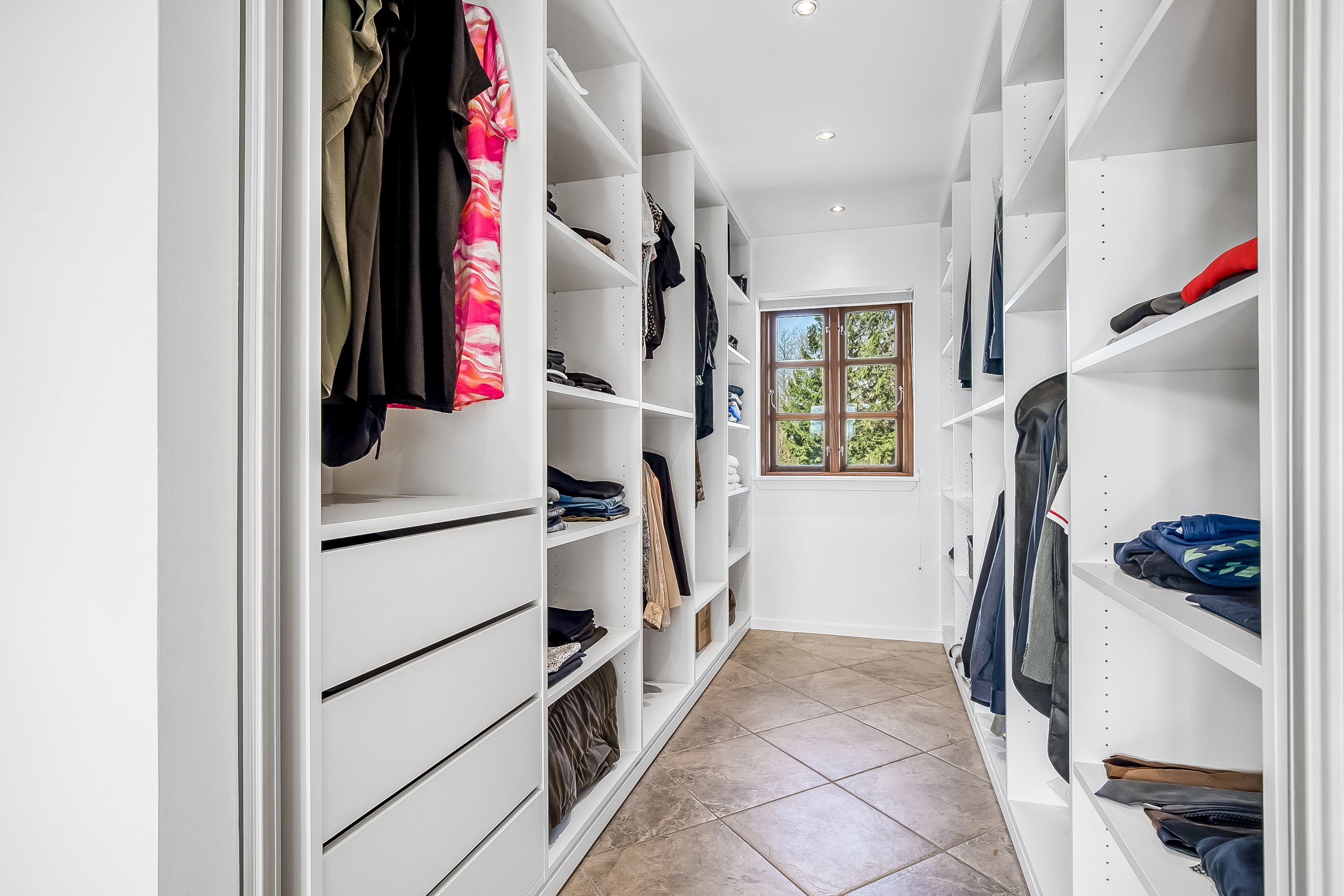 Fremhævet garderobe billede i fuldskærmstilstand. Billede af Koldingvej 623, Tiufkær, 7100 Vejle