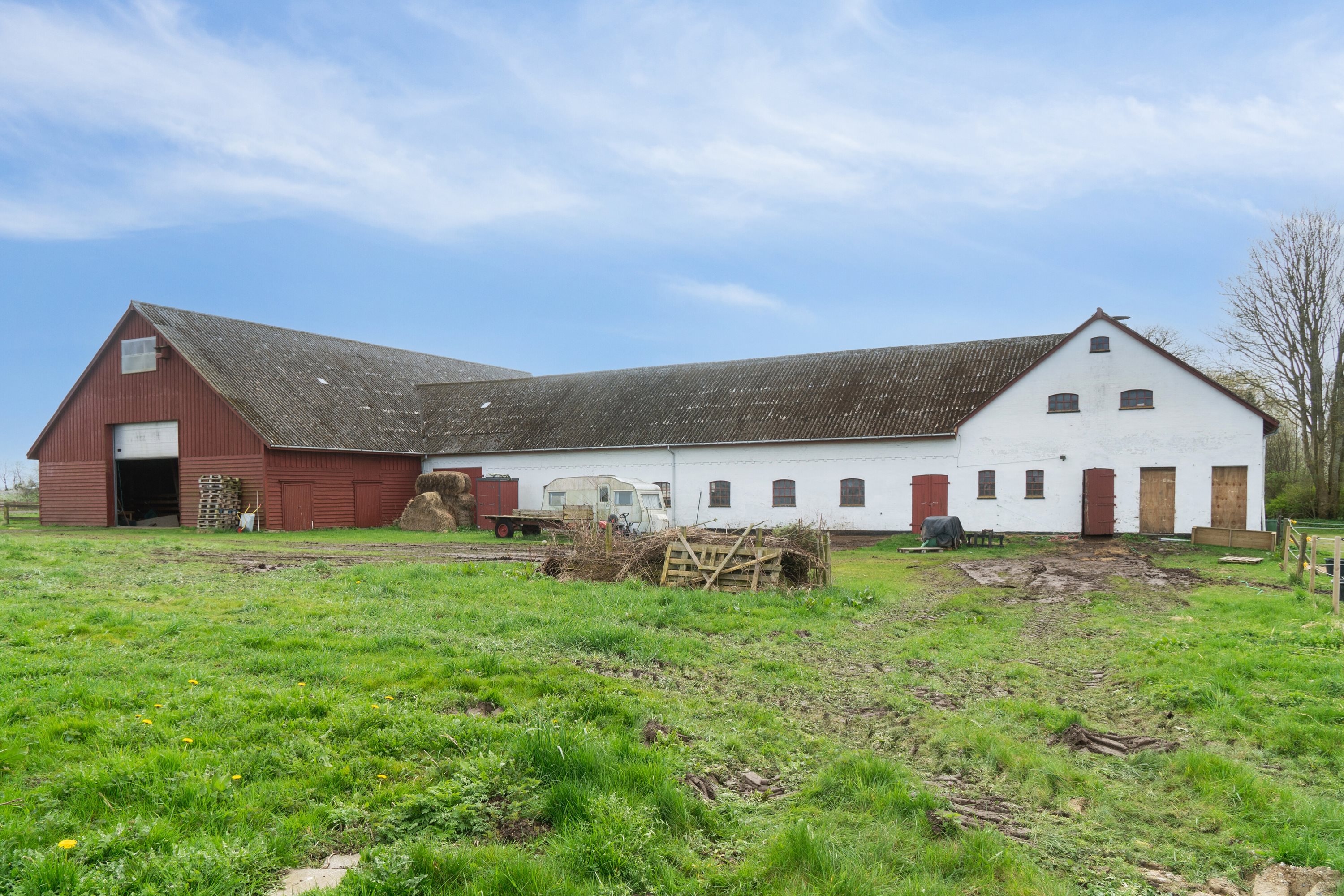 Fremhævet set fra haven billede i fuldskærmstilstand. Billede af Køng Kirkevej 7a og 7b, 4750 Lundby