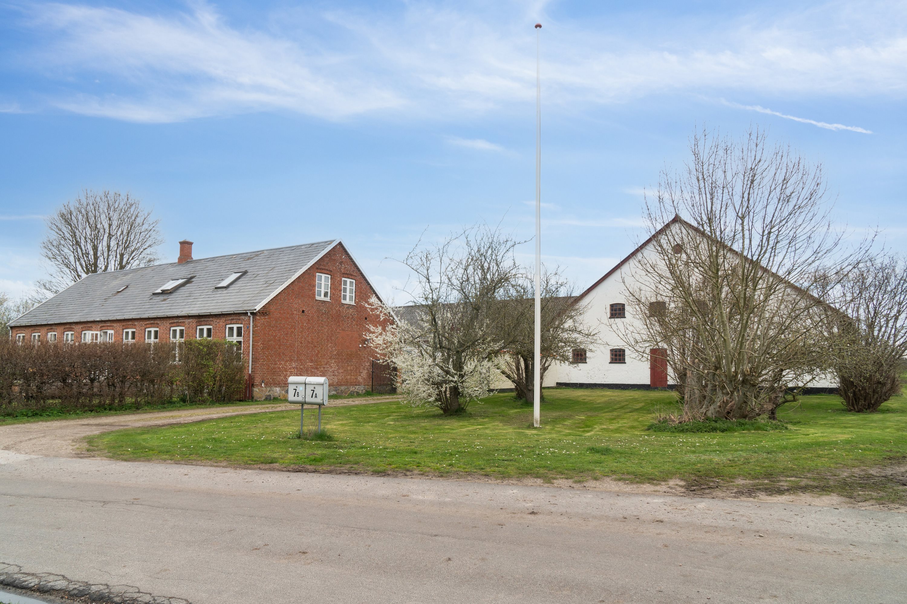 Miniaturebillede 1: set fra vejen. Billede af Køng Kirkevej 7a og 7b, 4750 Lundby