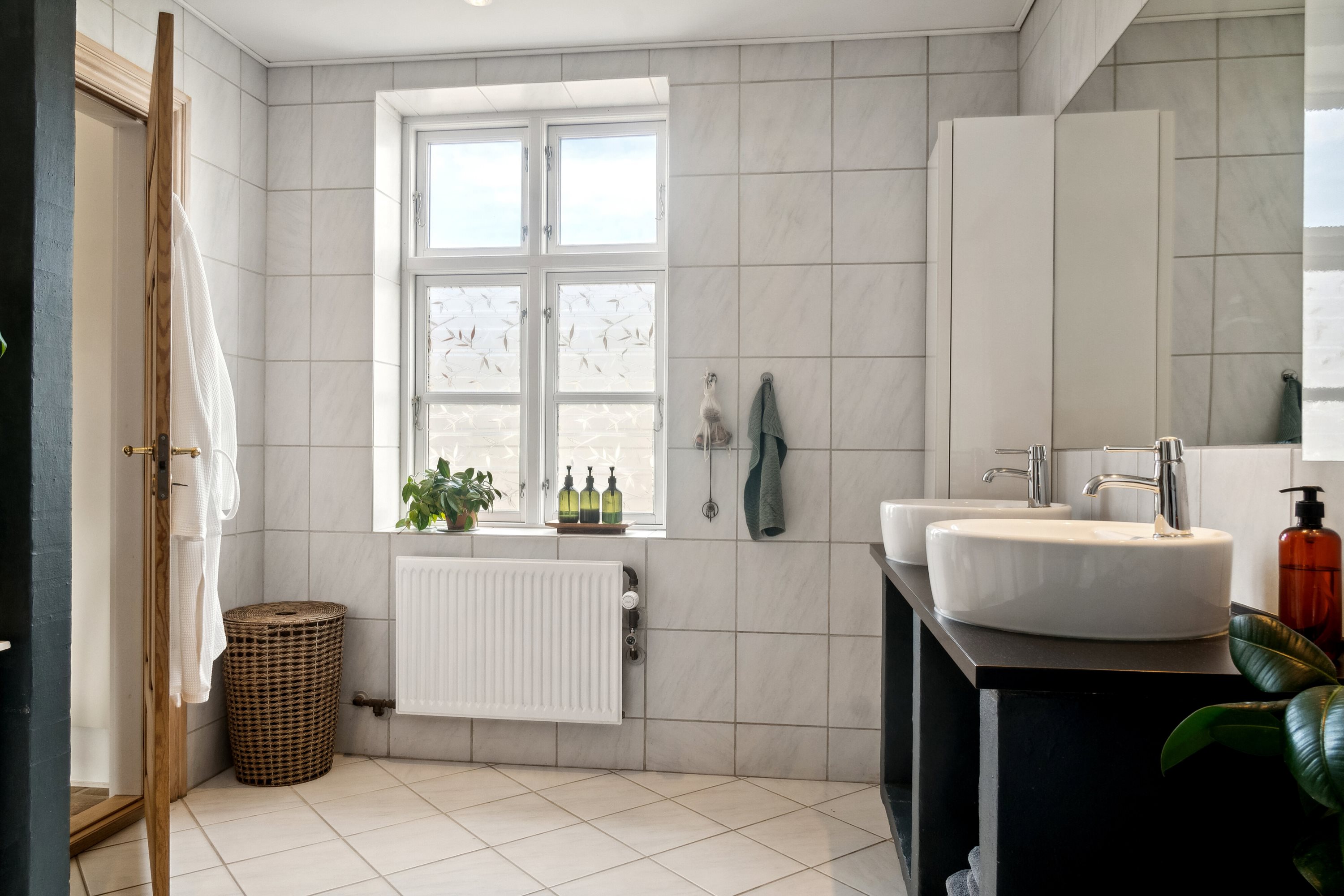 Fremhævet badeværelse billede i fuldskærmstilstand. Billede af Køng Kirkevej 7a og 7b, 4750 Lundby